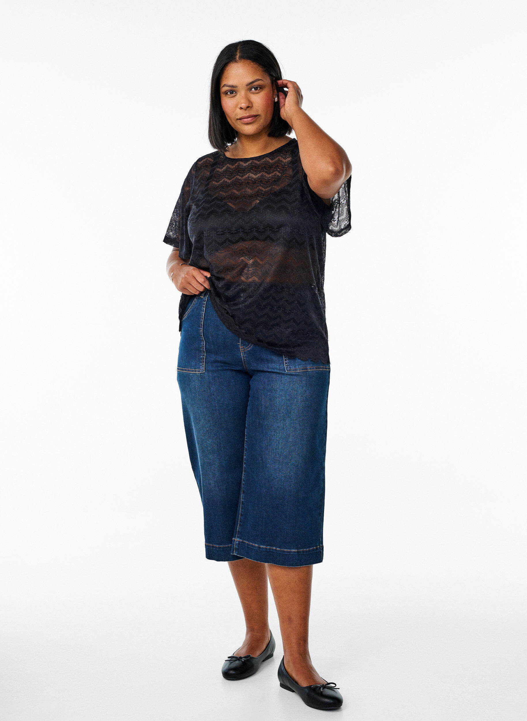 Zizzi Koronkowa bluzka z kr&oacute;tkimi rekawami i falistym dolem, Czarne, Model image number 1