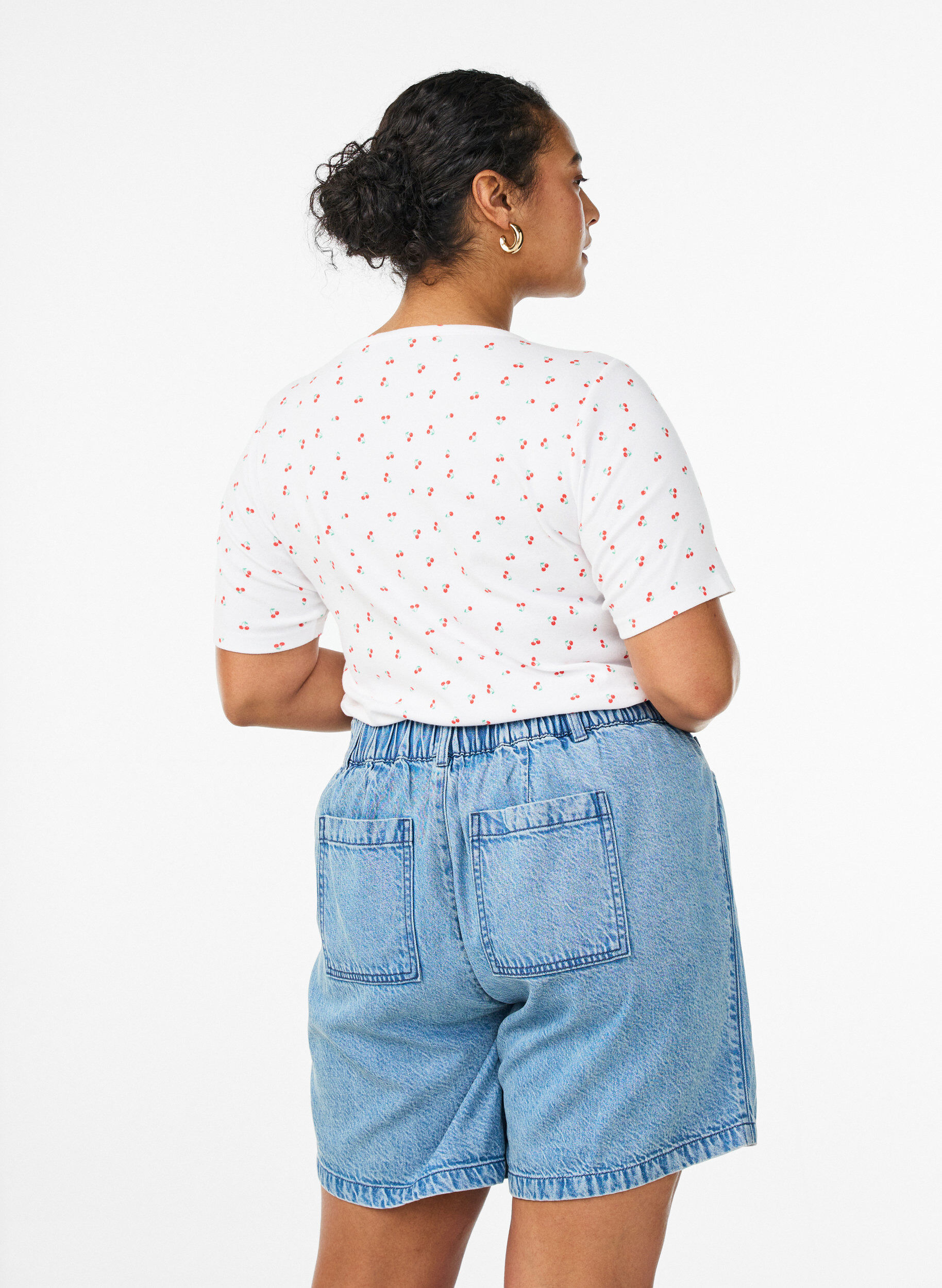 Zizzi Luzne szorty jeansowe z wysoka talia, Niebieskie, Model image number 2