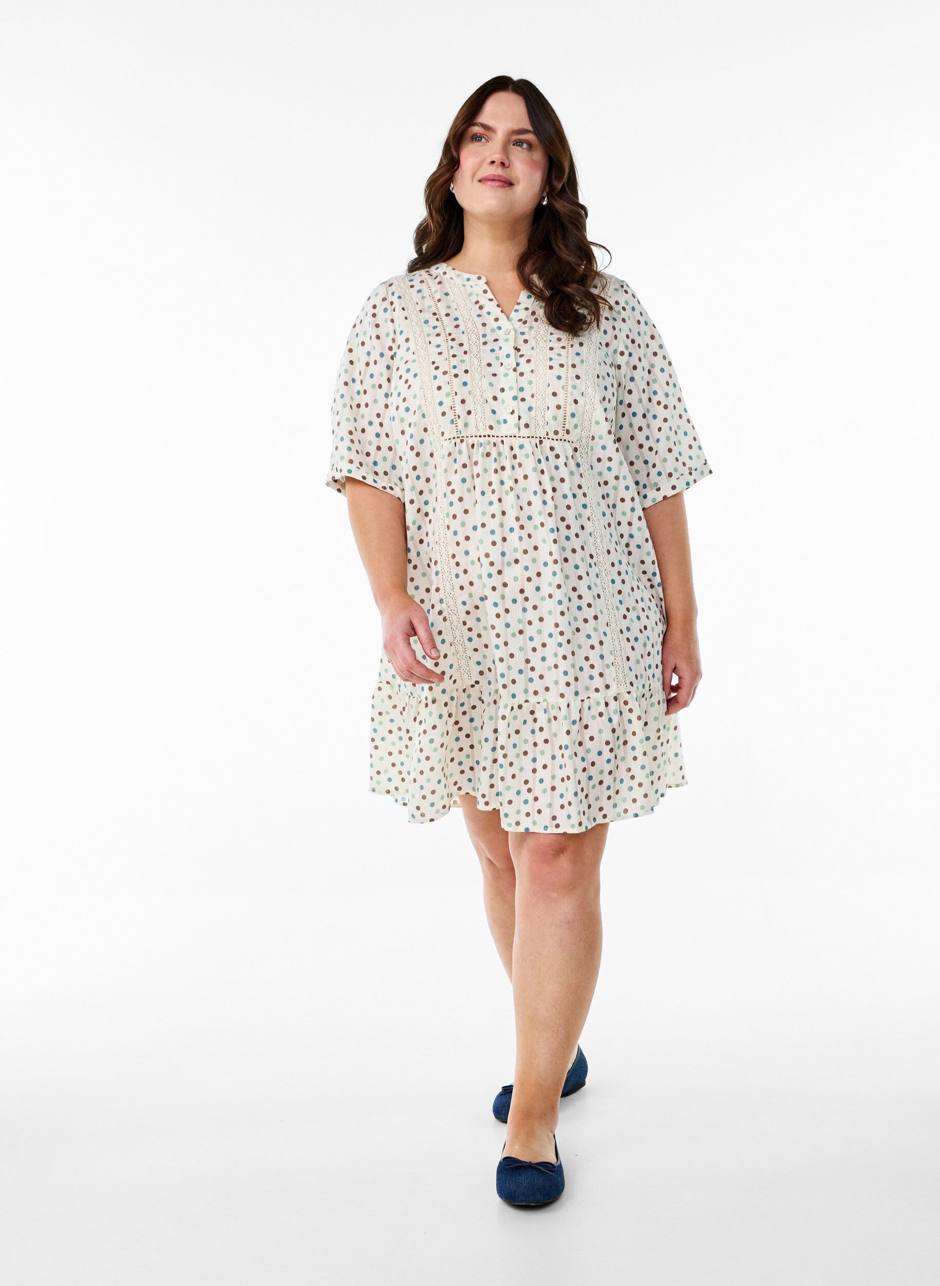 Zizzi Kr&oacute;tka wiskozowa sukienka o trapezowym kroju wykonczona koronka, Biały, Model image number 1