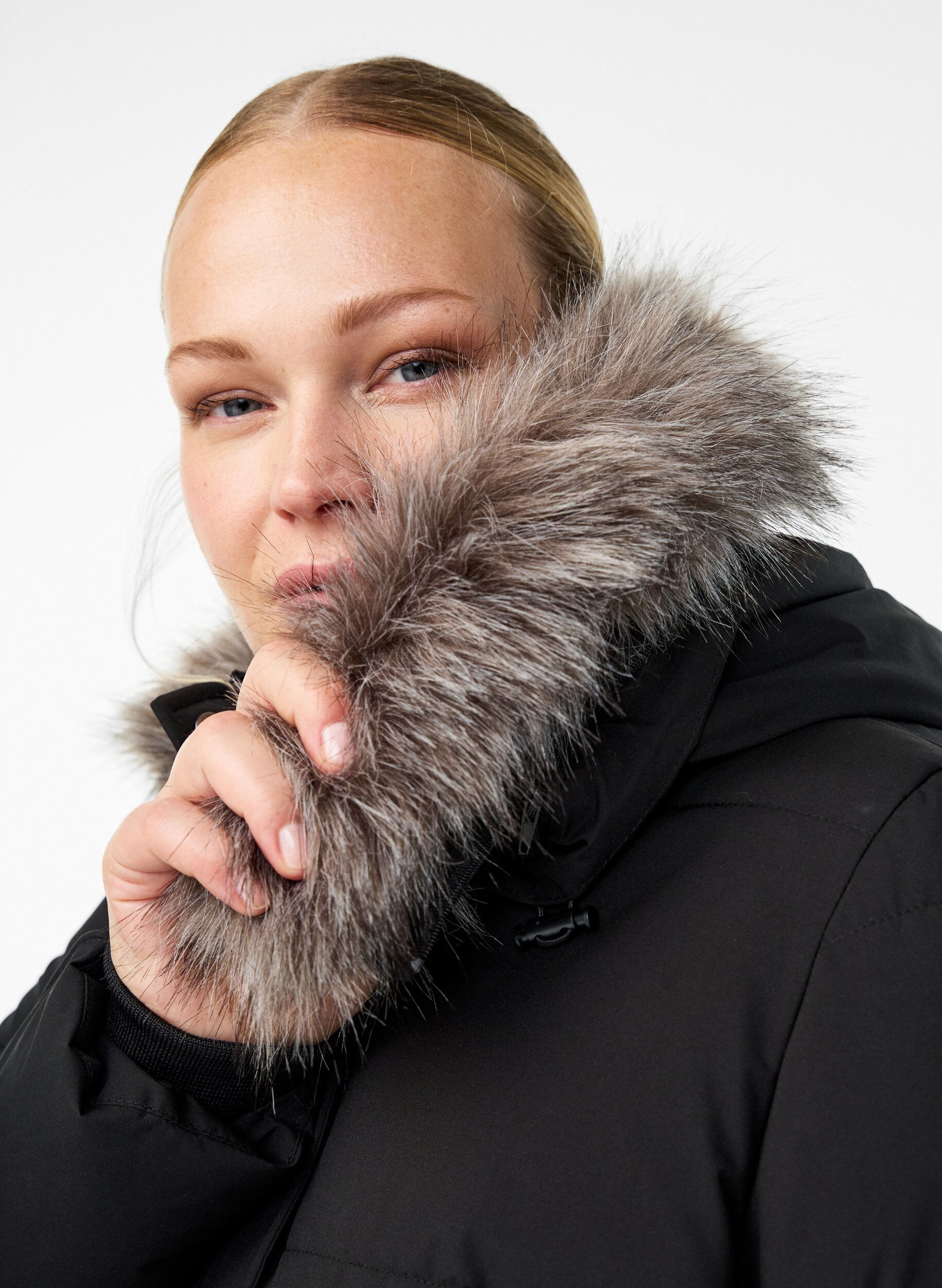 Zizzi Parka przeciwdeszczowa z kolnierzem ze sztucznego futra, Czarne, Model image number 3