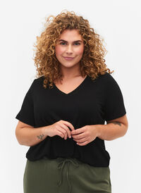 Prazkowany t-shirt z wiskozy z dekoltem w szpic, Black, Model