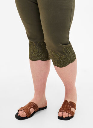 Wysokie spodnie 3/4 z haftem angielskim, Dusty Olive, Model image number 2
