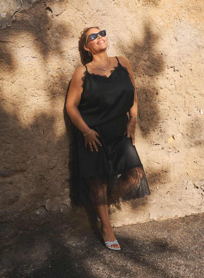 Sp&oacute;dnica w stylu satynowym z koronkowym wykonczeniem, Czarne, Image image number 0