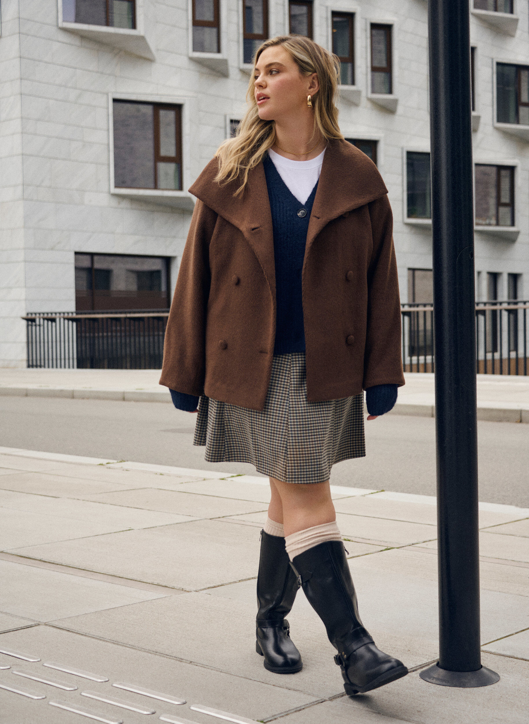 Zizzi Kr&oacute;tka kurtka z&nbsp;kolnierzem i&nbsp;krytymi tkanina guzikaim, Brązowy, Image image number 0