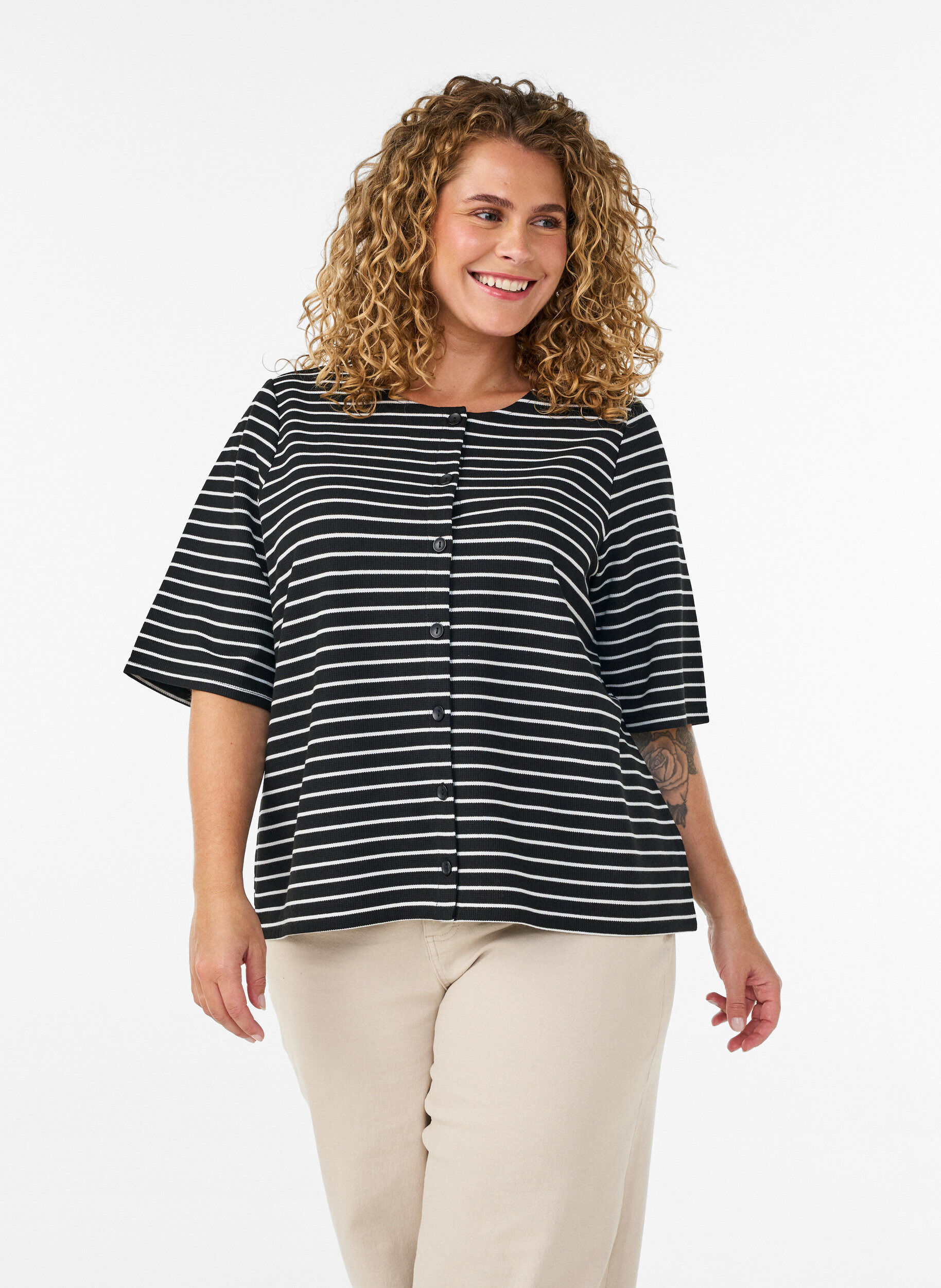 ZizziBluzka z prazkowana faktura i zapieciem na guziki, Czarne, Model image number 0