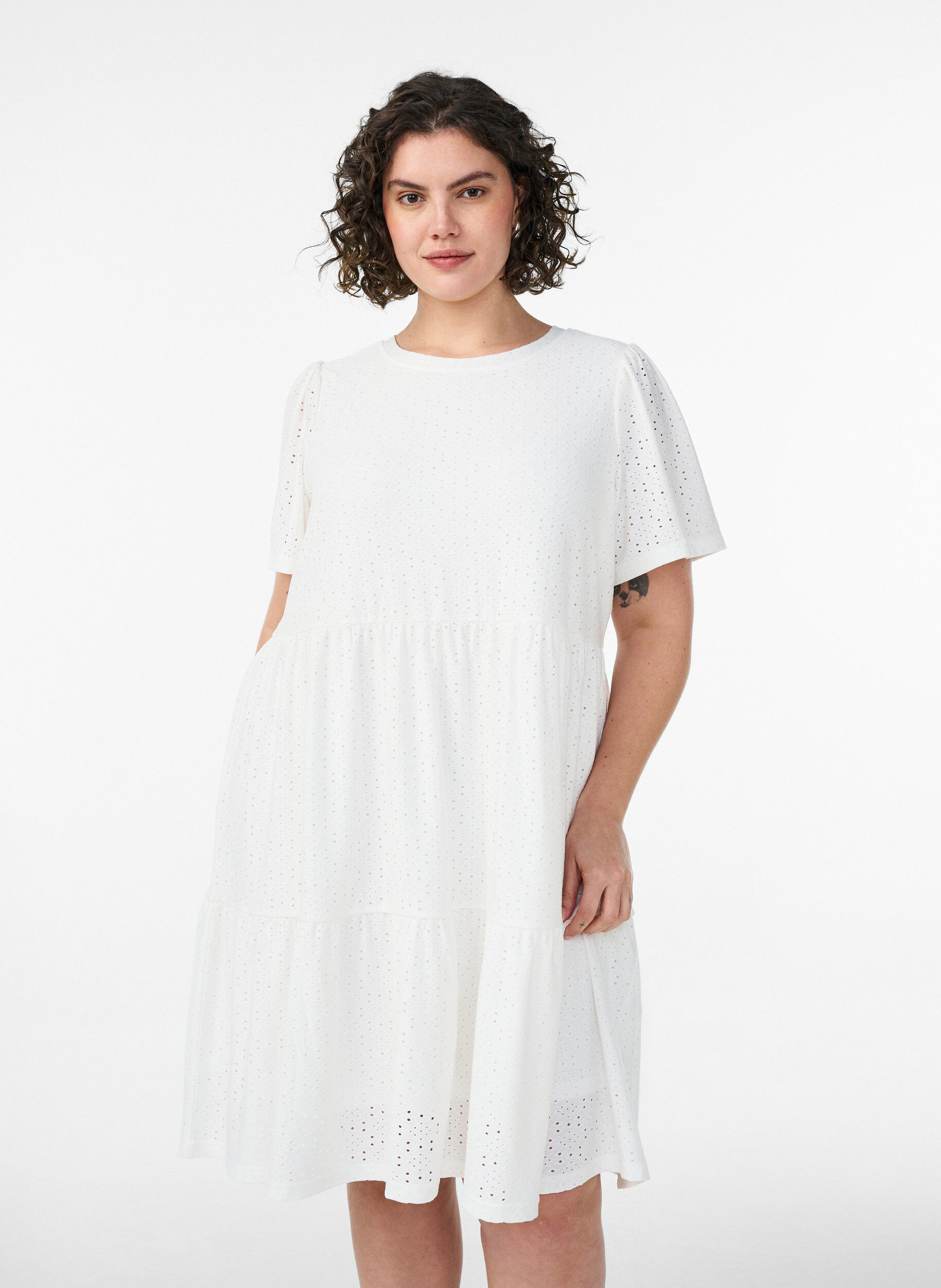 ZizziKr&oacute;tka sukienka z koronkowym motywem i kaskadowa sp&oacute;dnica, Biały, Model image number 0