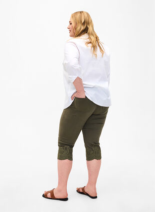 Wysokie spodnie 3/4 z haftem angielskim, Dusty Olive, Model image number 1