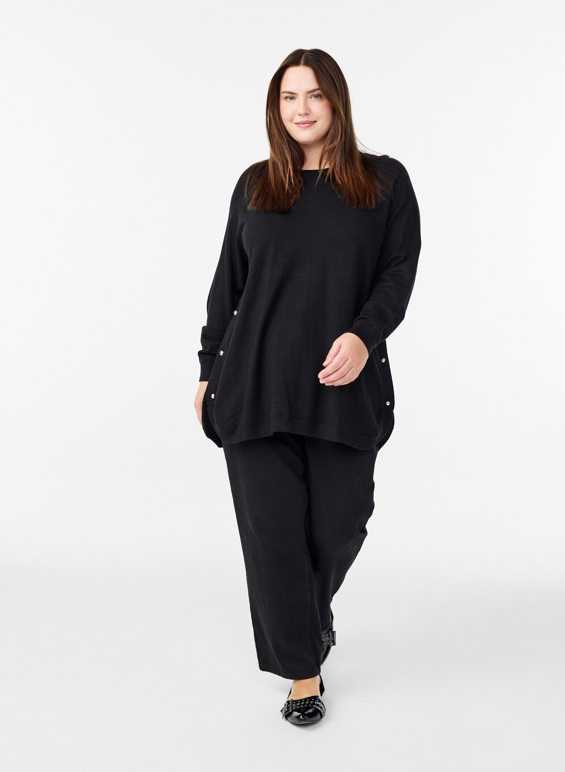 Zizzi Dzianinowa bluzka z guzikami po bokach, Czarne, Model image number 1