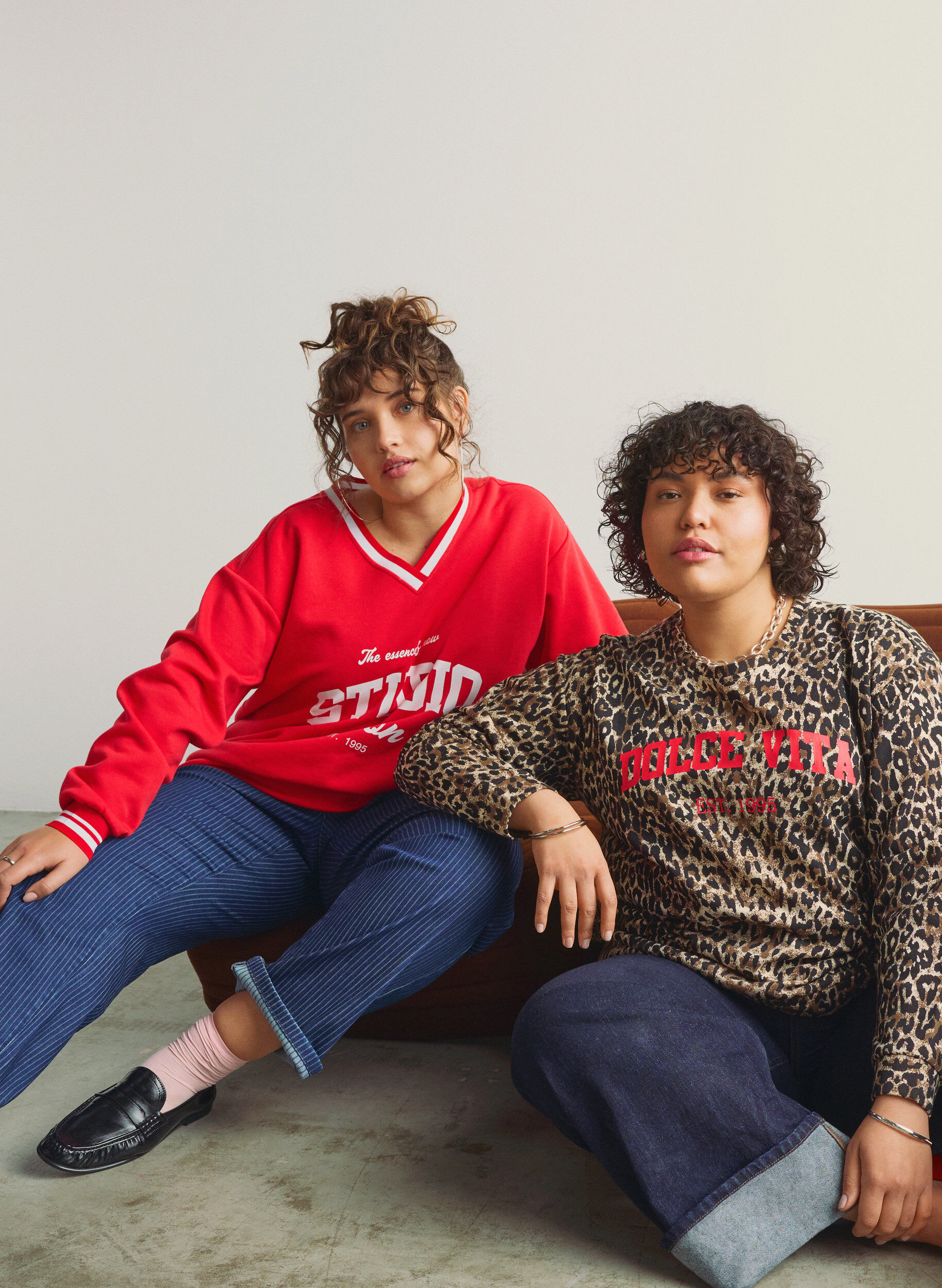 Zizzi Bluza z dekoltem w ksztalcie litery V i nadrukiem z tekstem, Czerwony, Image image number 0