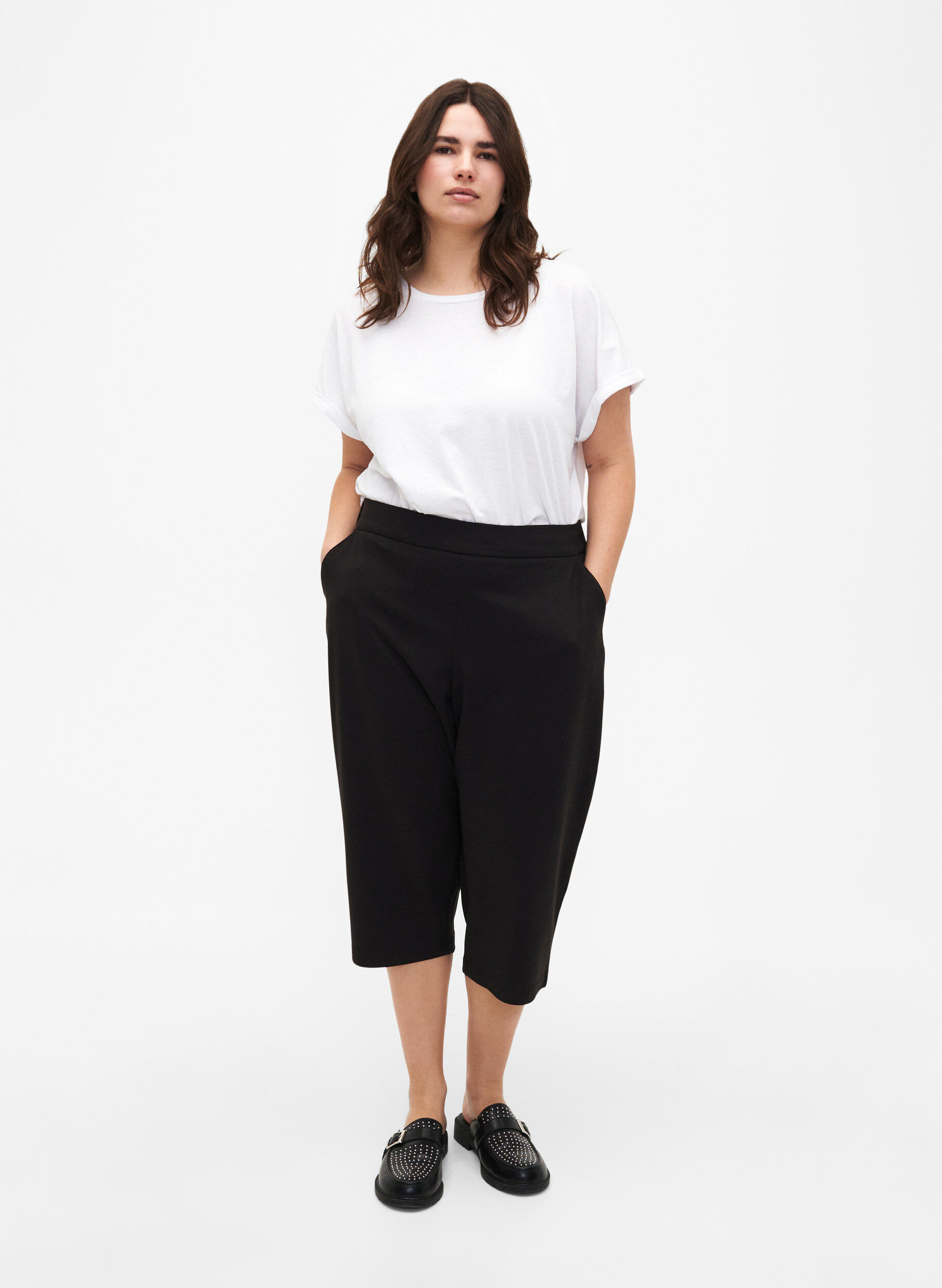 Zizzi Maddison luzne spodnie 3/4 z kieszeniami, Czarne, Model image number 1