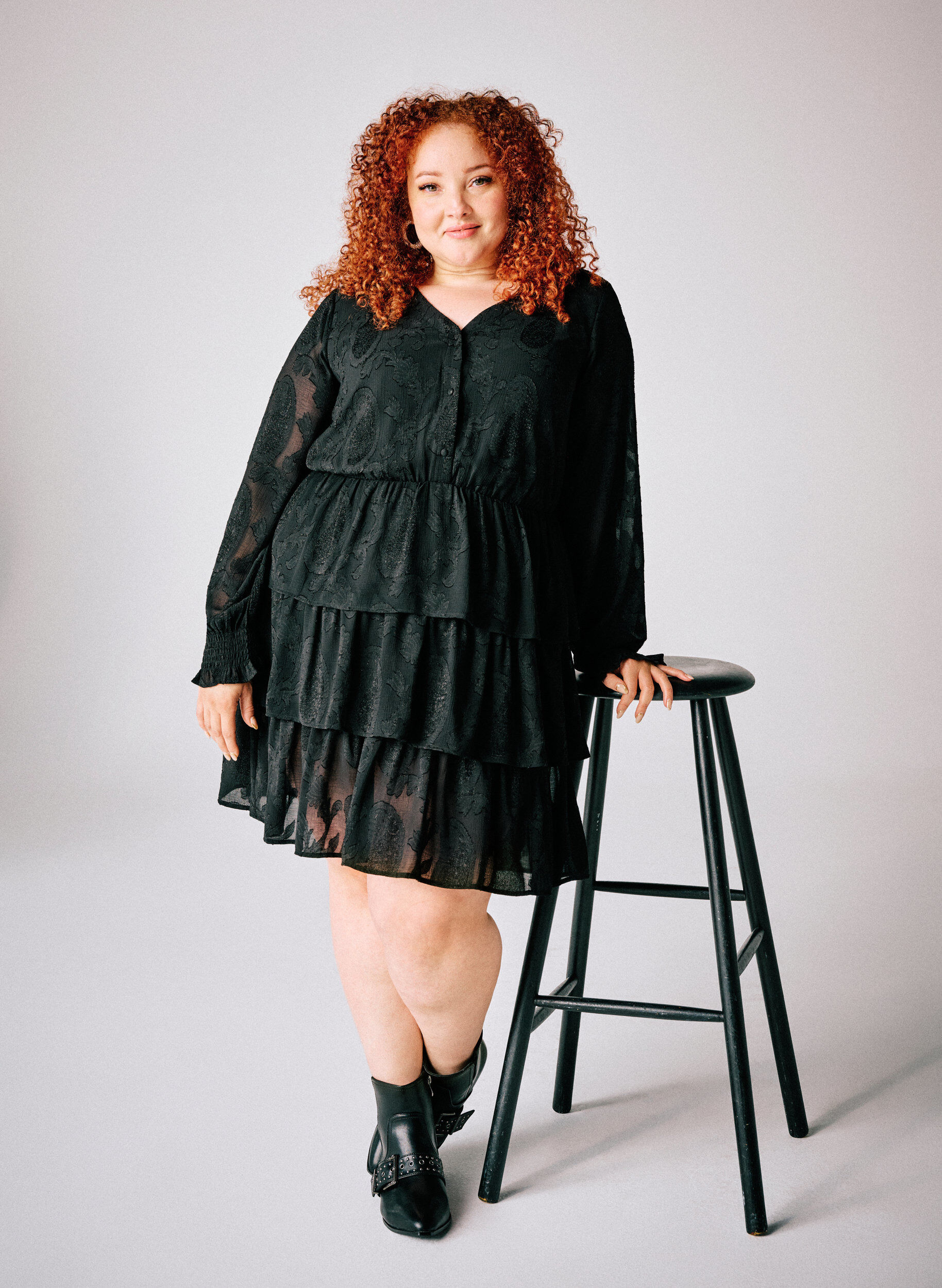 Zizzi Kr&oacute;tka sukienka z falbankami i fakturowanym wzorem, Czarne, Image image number 0