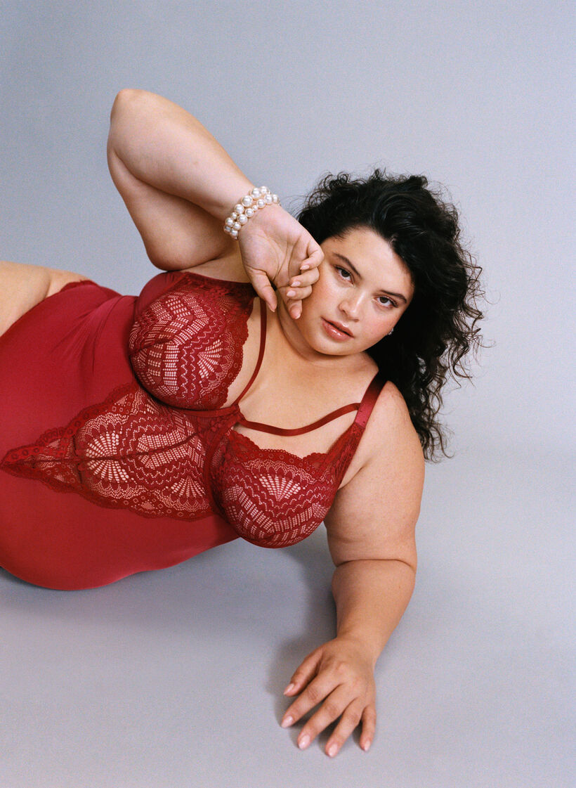 Koronkowe body z fiszbinami i ozdobnymi paseczkami, Czerwony, Image image number 0