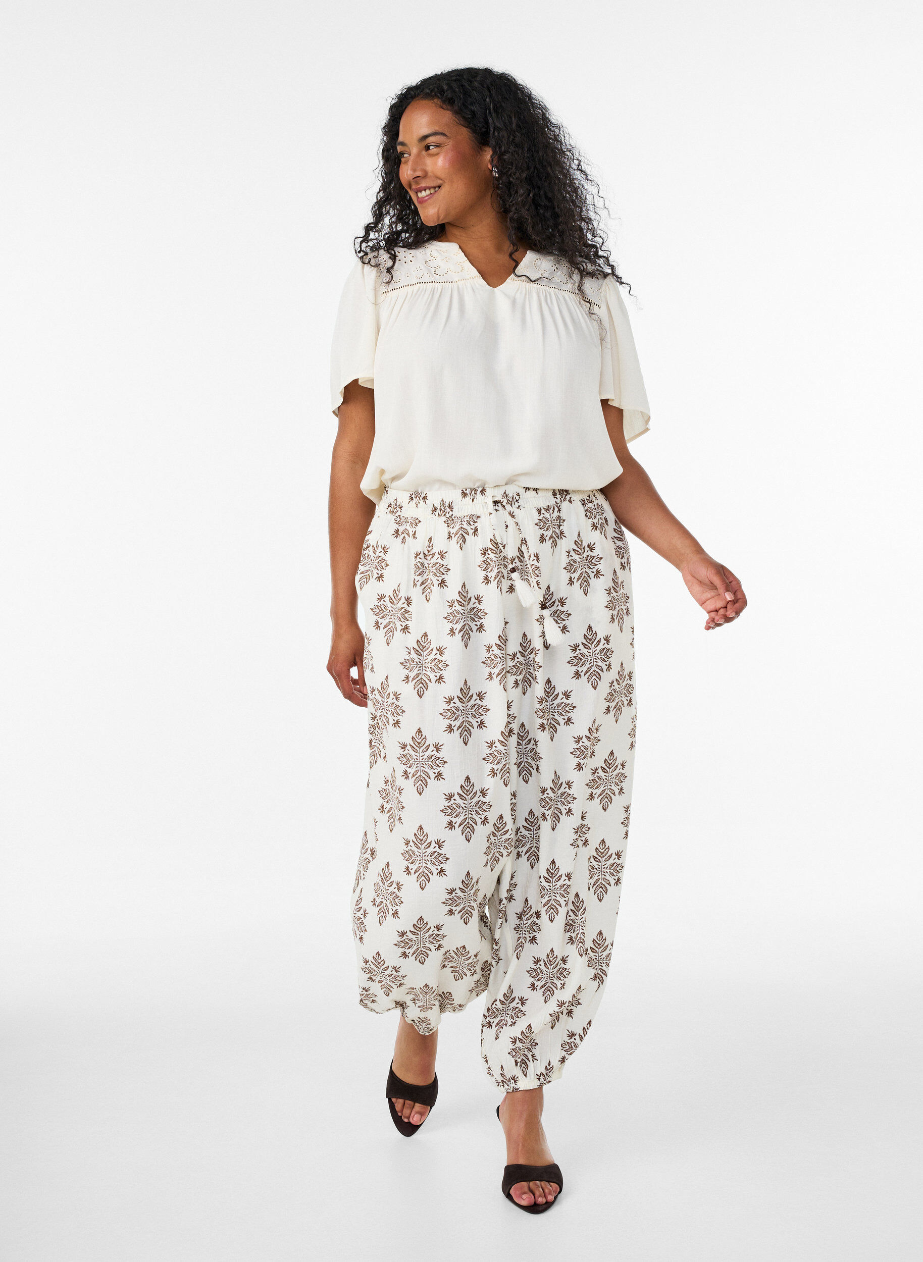 ZizziBluzka z wiskozy z broderie anglaise, Beżowy, Model image number 1