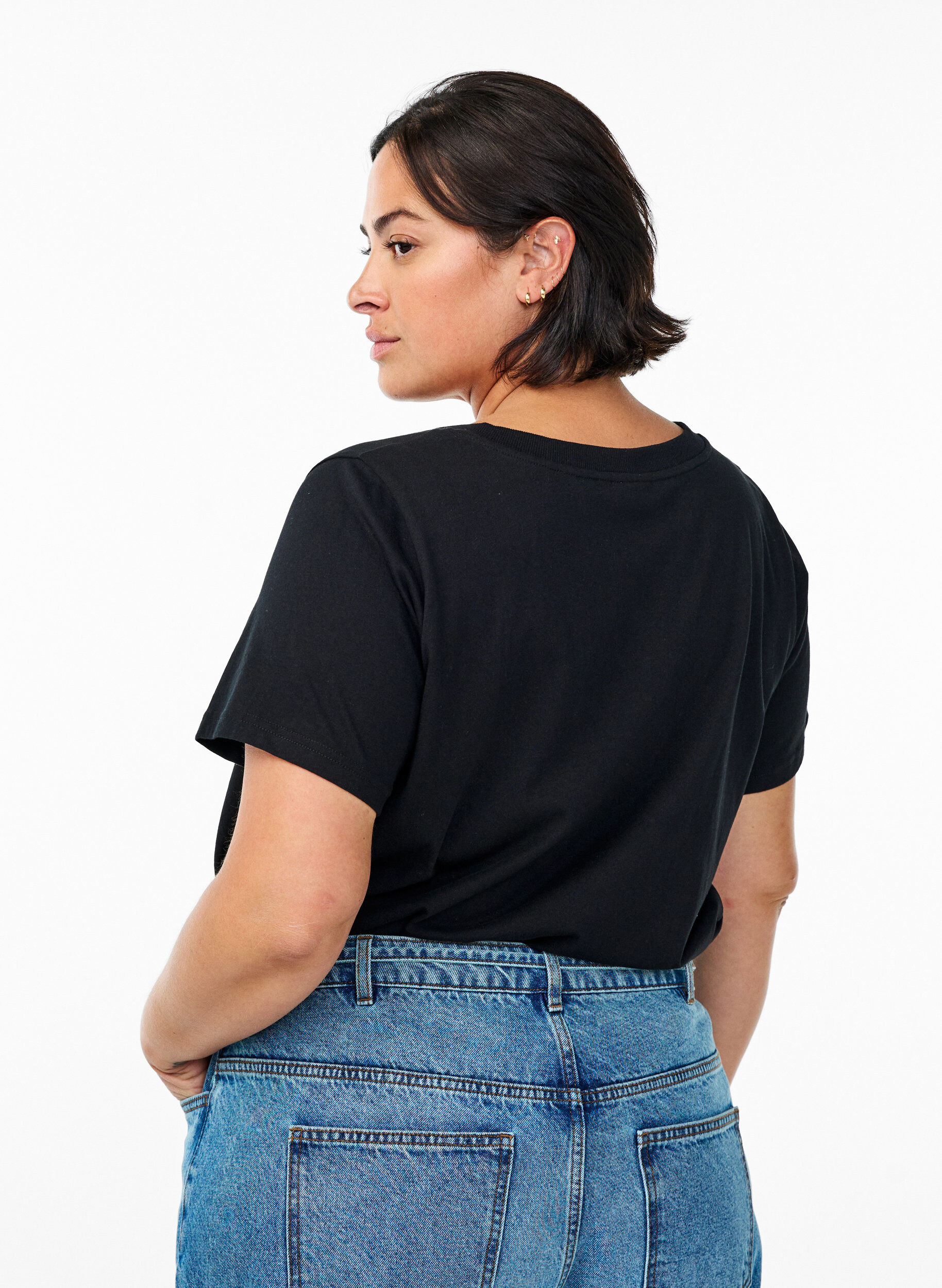 Zizzi Podstawowy bawelniany t-shirt z dekoltem w szpic, Czarne, Model image number 2