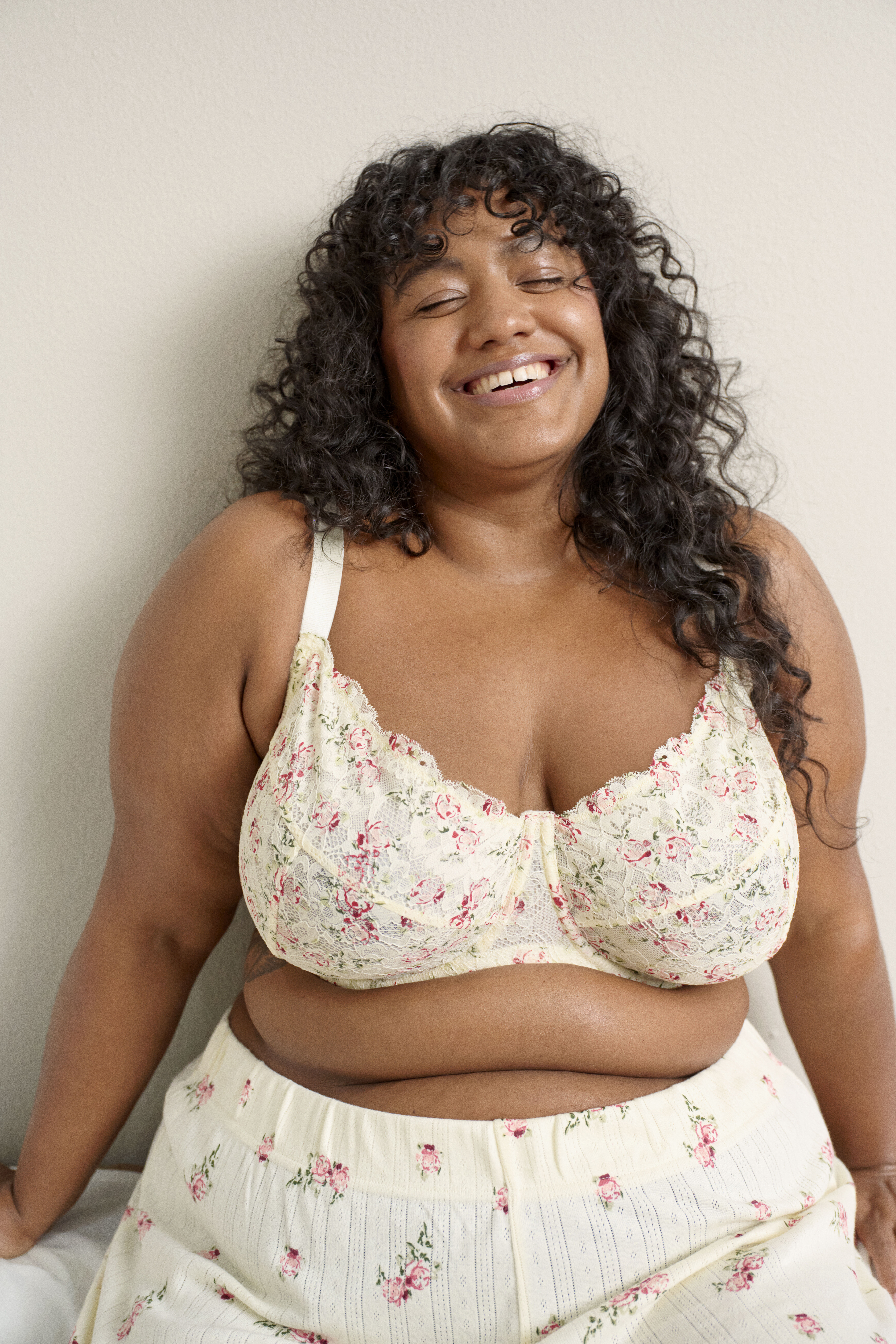 Zizzi Koronki i kwiaty, , Model