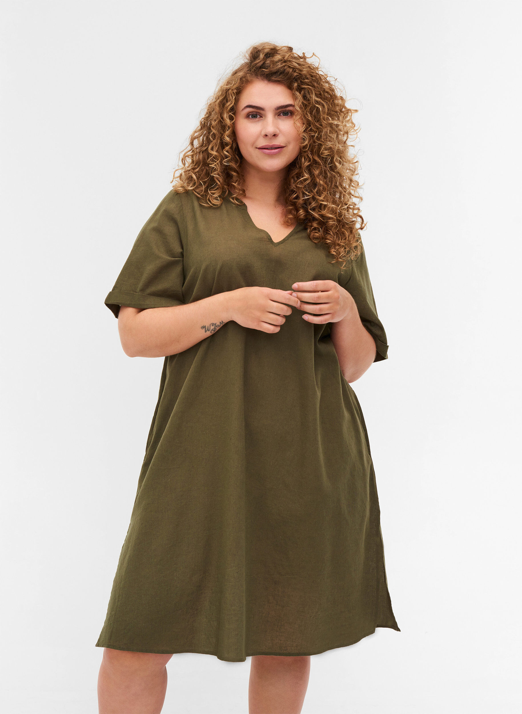 Zizzi Short-sleeved dress in a cotton blend with linen, Ivy Green, Model image number 0