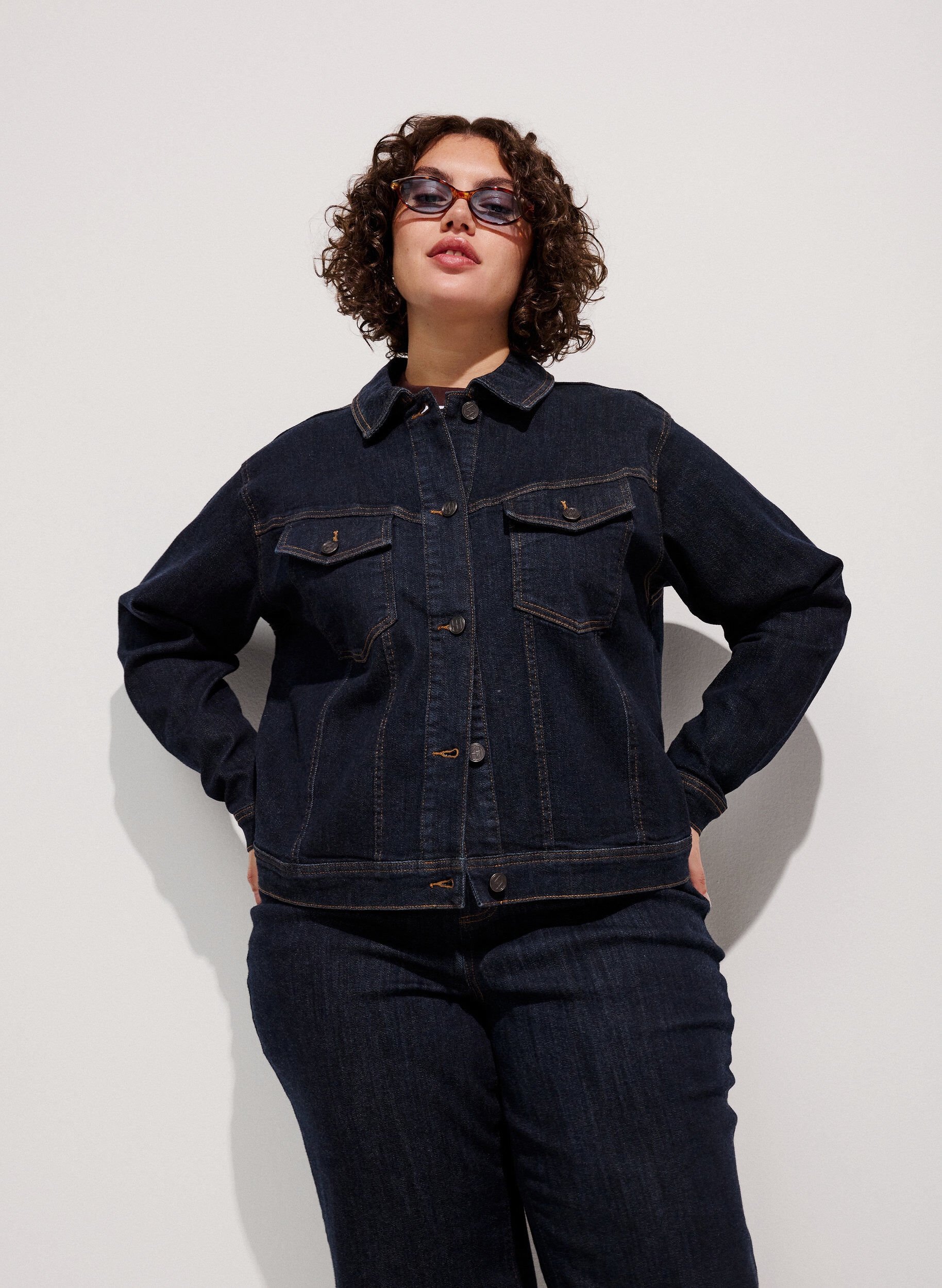 ZizziKlasyczna kurtka jeansowa z kontrastowymi szwami, Niebieskie, Model image number 0