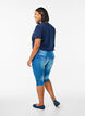 Jeansy capri o dopasowanym kroju z kieszeniami, Niebieskie, Model image number 1