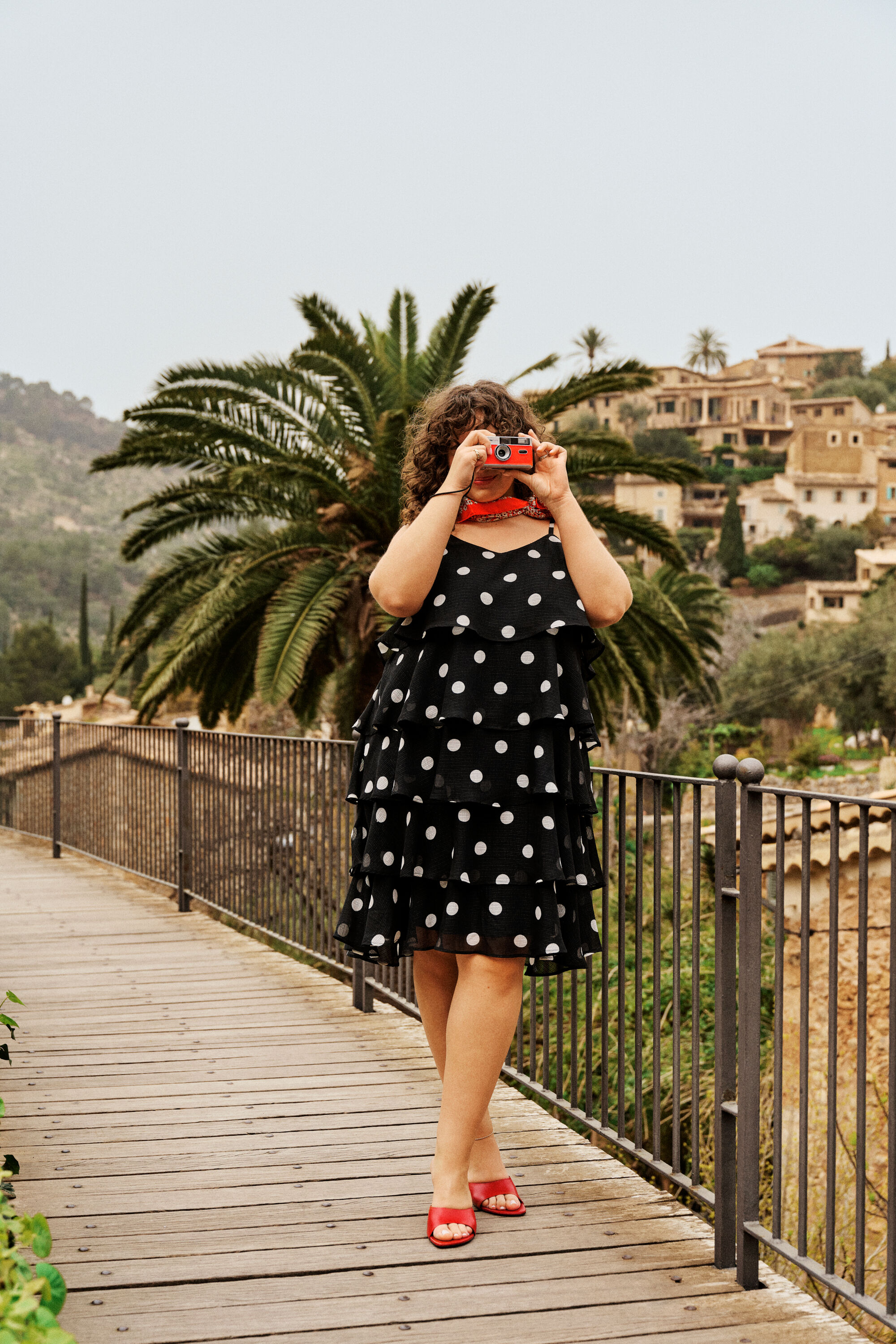 Elegancja w groszki z pazurem, , Model