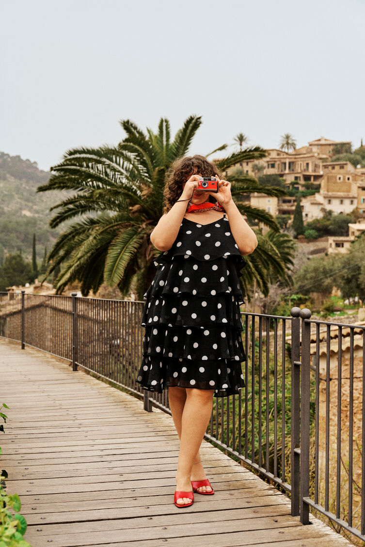 Elegancja w groszki z pazurem, , Model