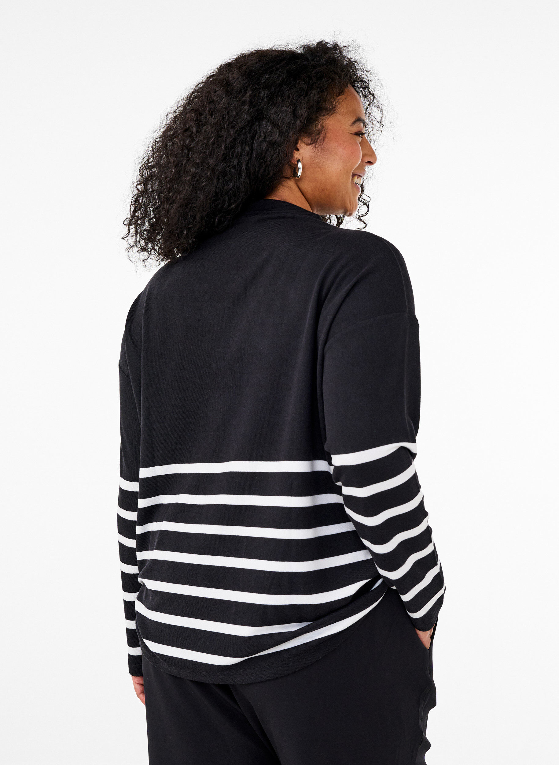 Zizzi Bluzka z&nbsp;wysokim dekoltem i&nbsp;dlugimi rekawami, Czarne, Model image number 2