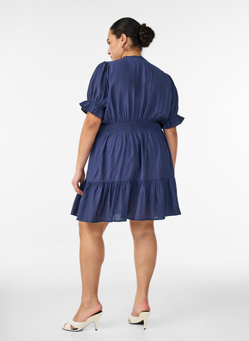 Kr&oacute;tka wiskozowa sukienka z falbankami, Niebieskie, Model image number 2