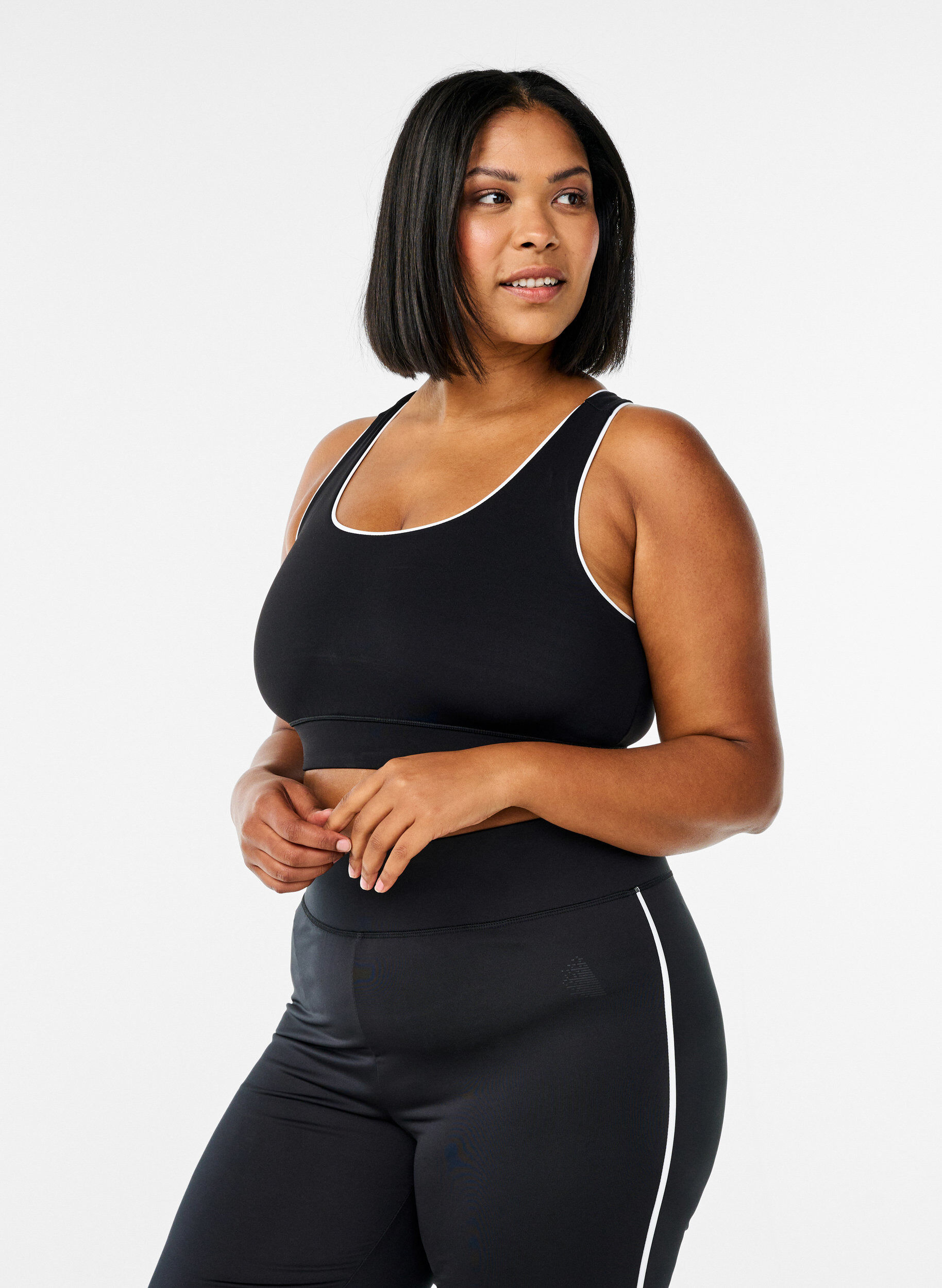 Zizzi  Biustonosz sportowy o fasonie racerback z kontrastowa lam&oacute;wka, Czarne, Model image number 0