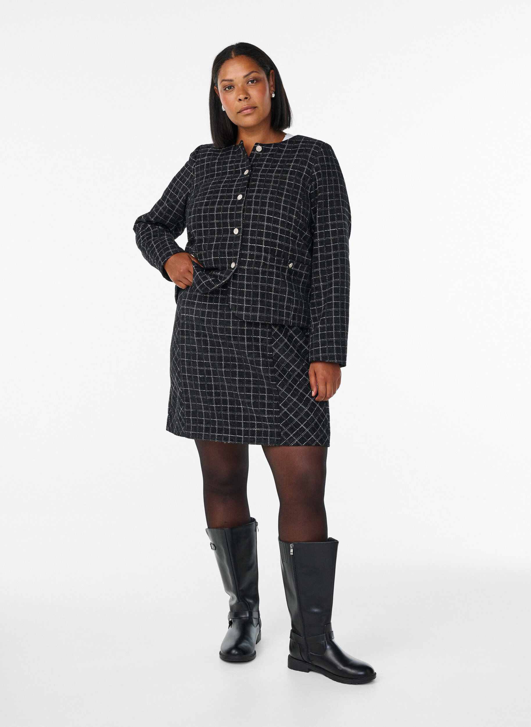 Zizzi Kr&oacute;tki zakiet boucl&eacute; w kratke z okraglym dekoltem, Czarne, Model image number 1