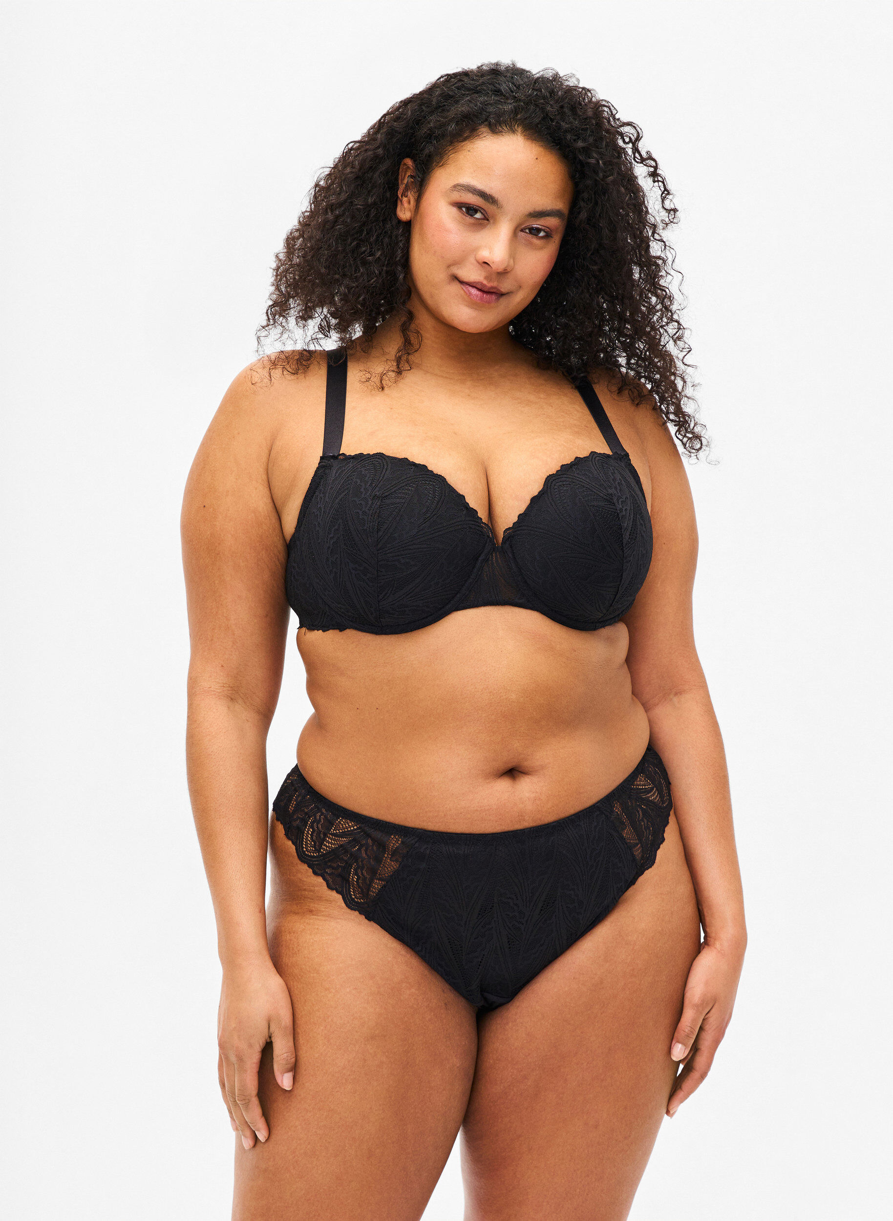 Stringi typu G z koronka i regularnym stanem, Czarne, Model