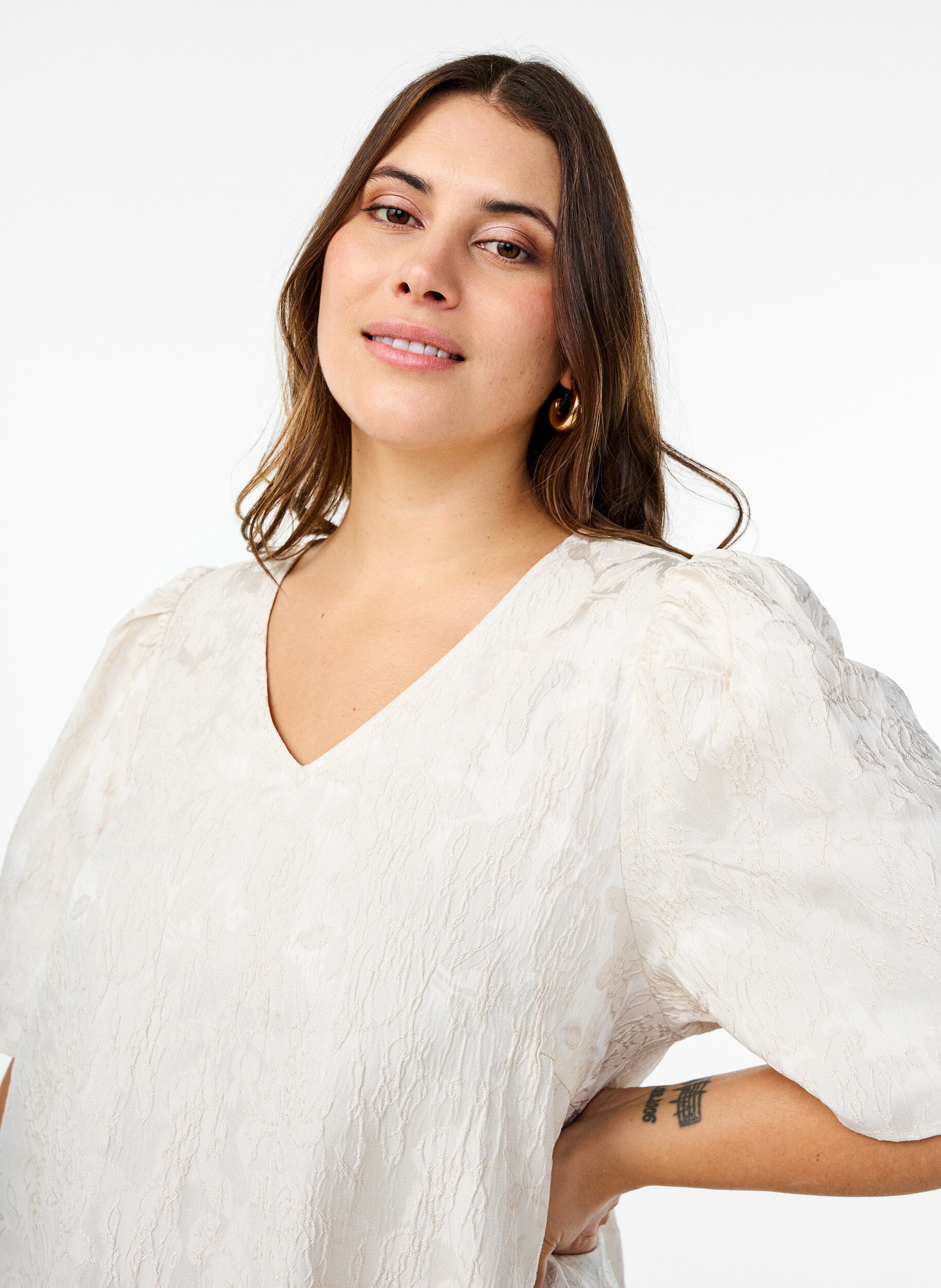 Zizzi Zakardowa sukienka do kolan z kr&oacute;tkim rekawem, Whisper White, Model image number 2