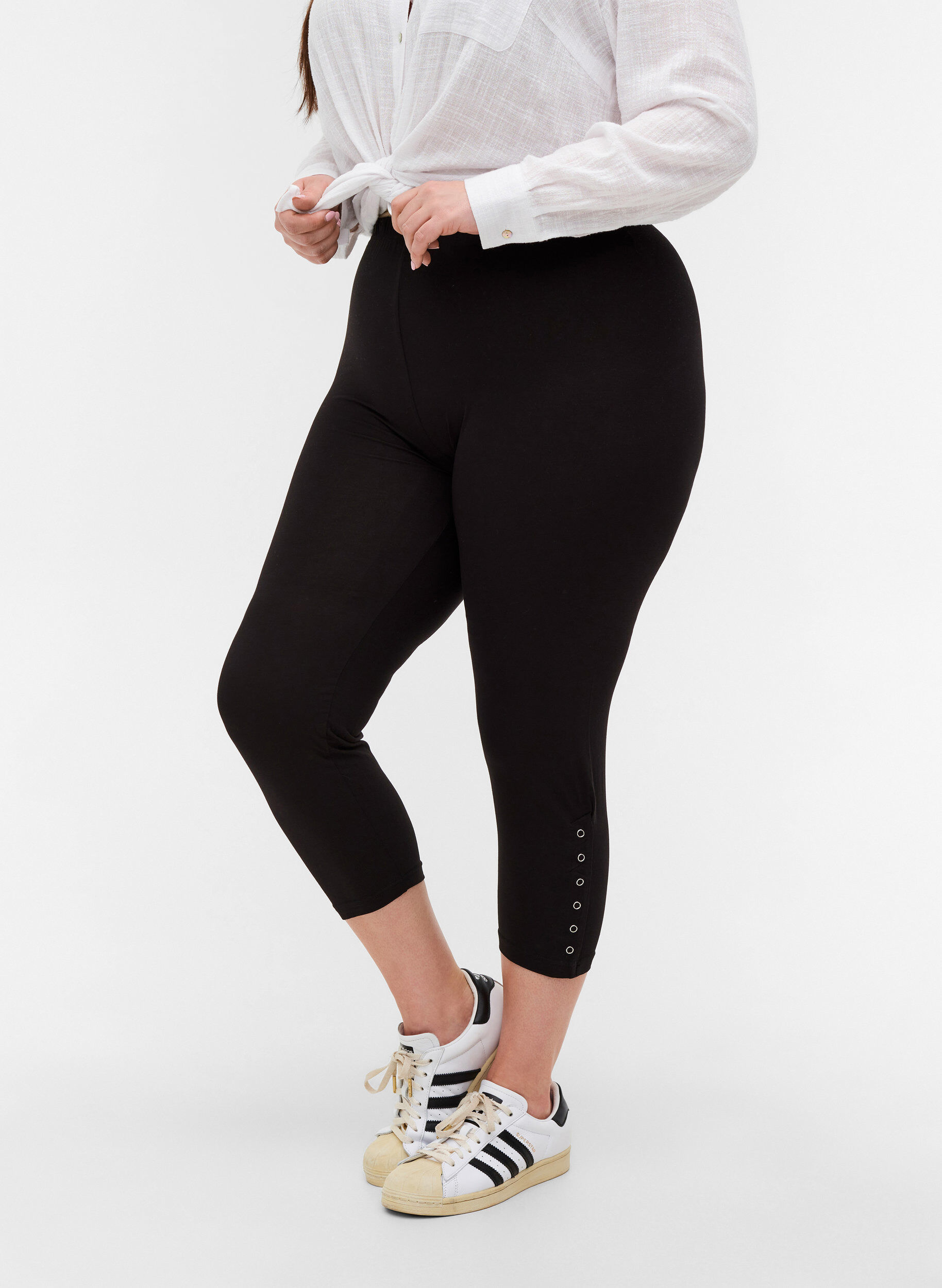Zizzi 3/4-length legginsy z guzikami, Black, Model image number 2
