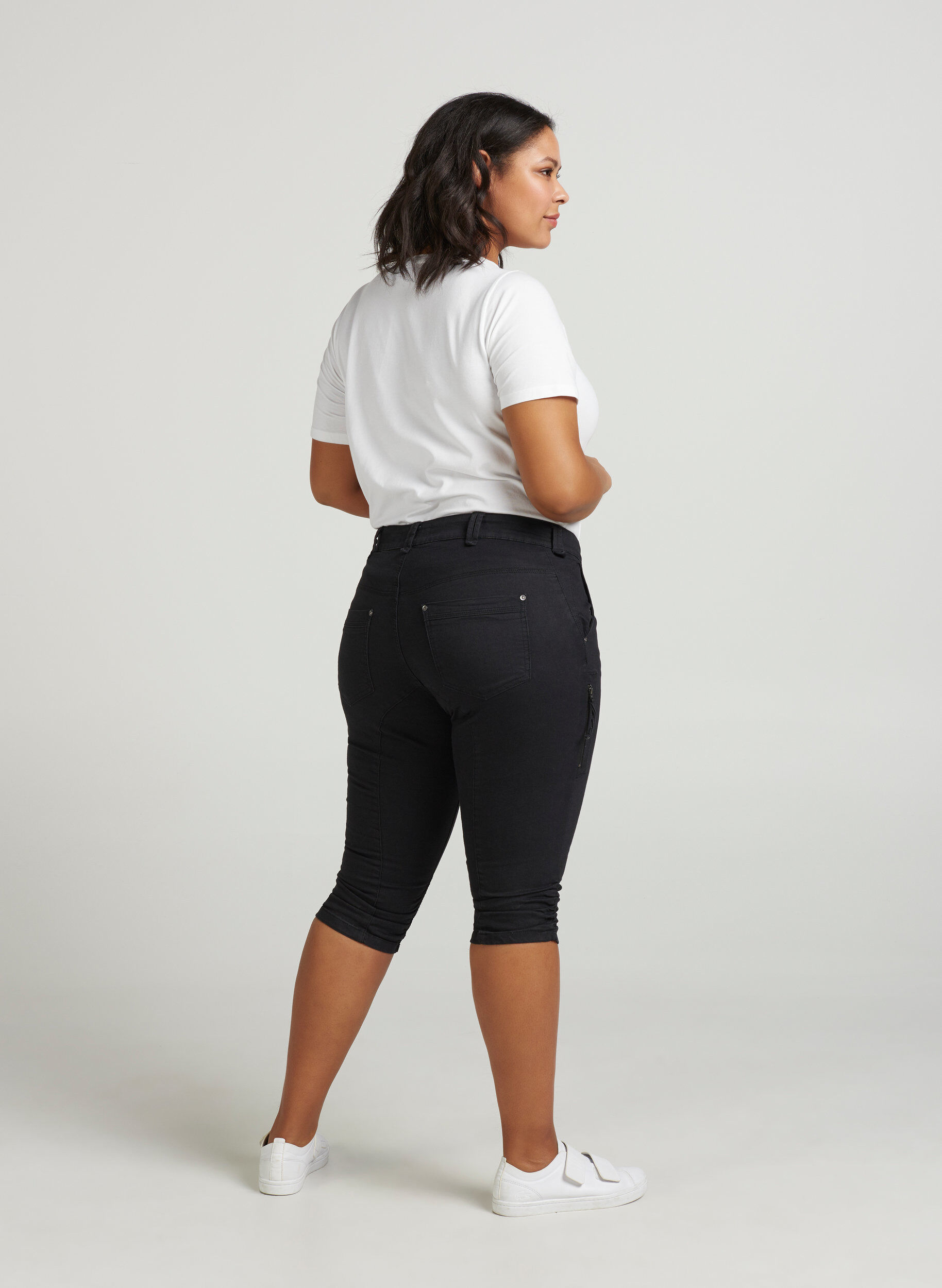 Zizzi Waskie jeansy capri z&nbsp;kieszeniami, Czarne, Model image number 2