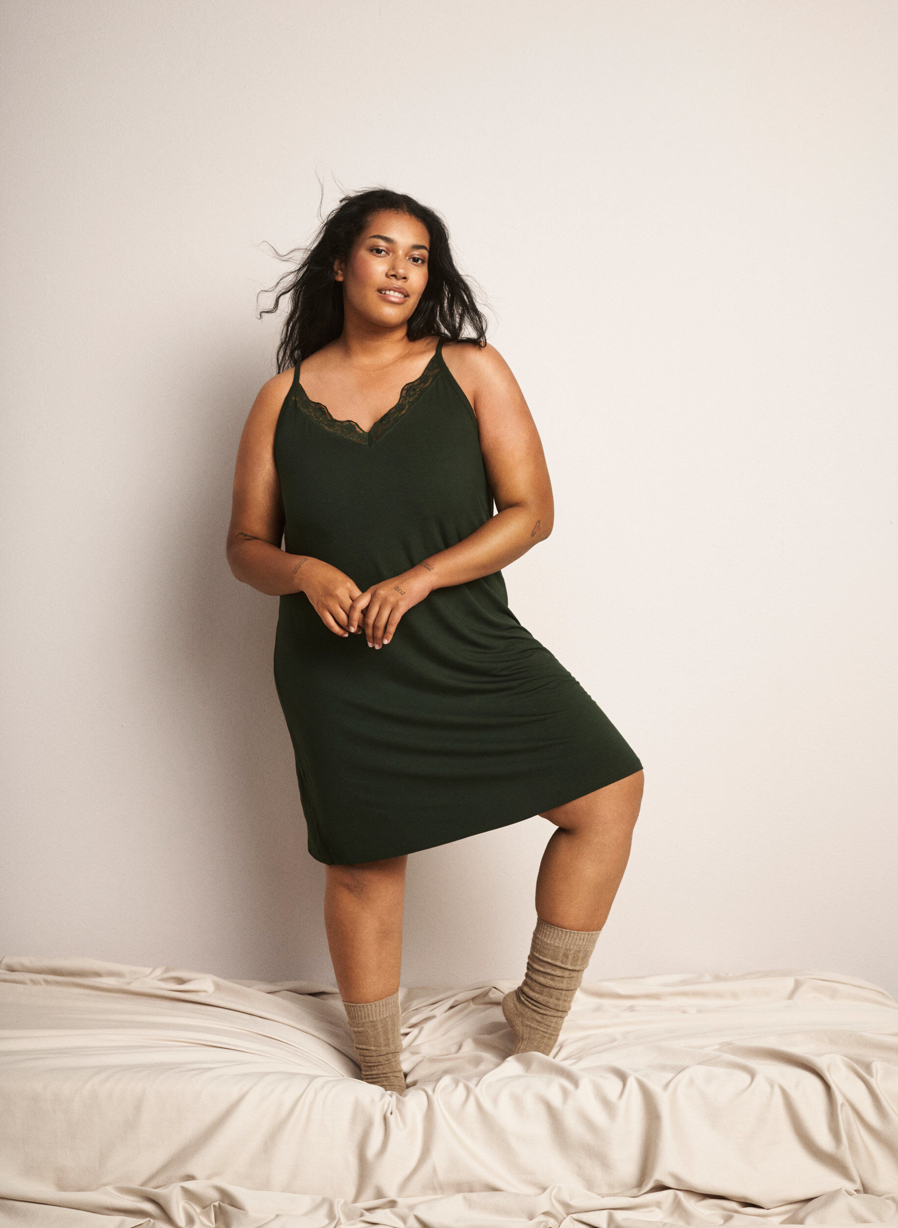 Zizzi Koszula nocna z wiskozy z koronkowym wykonczeniem, Zielony, Image image number 0