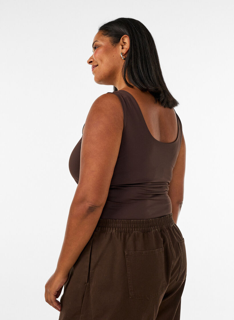 Dopasowany top basic z gladkiego materialu, Brązowy, Model image number 4