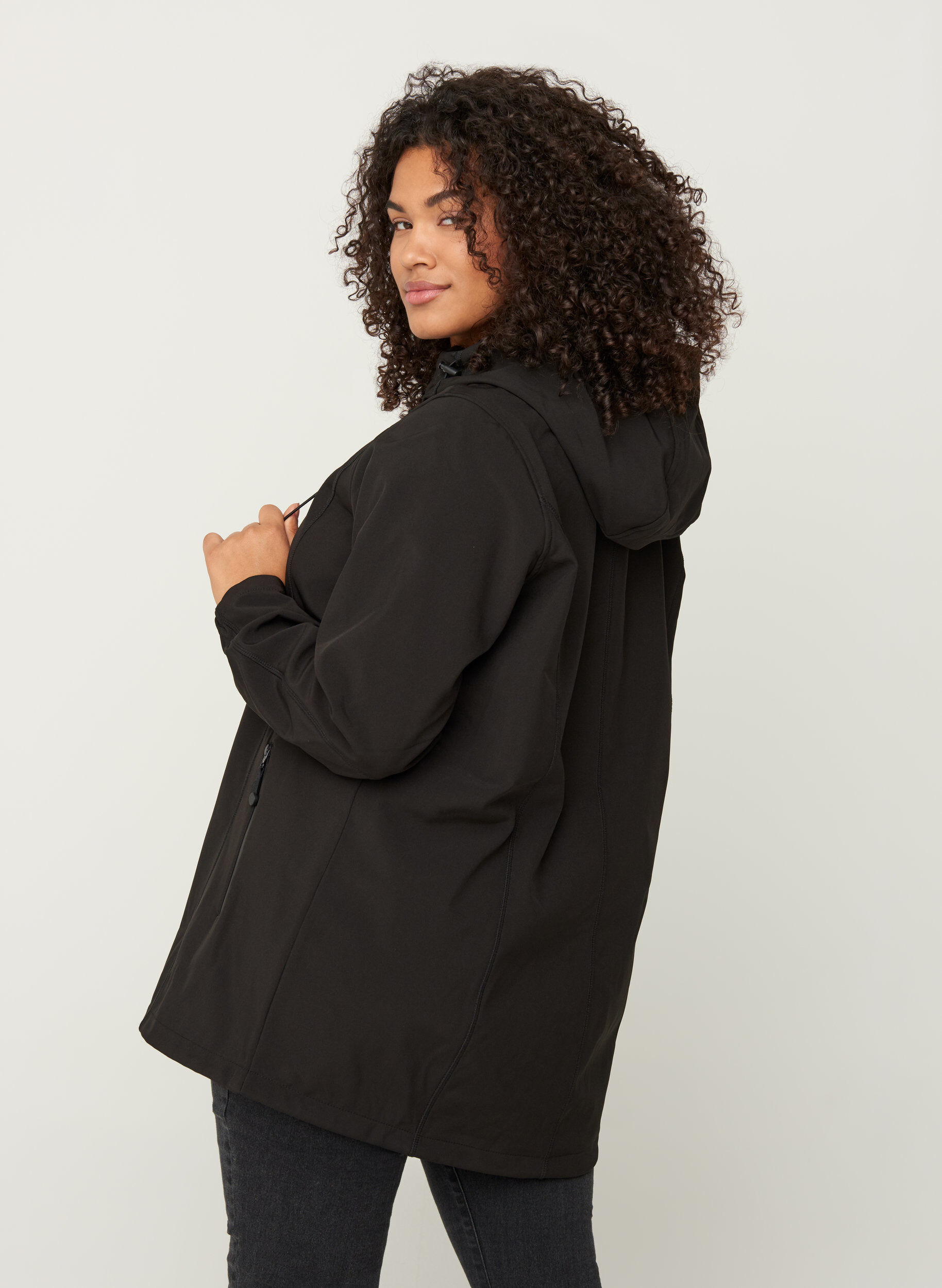 Zizzi Kr&oacute;tka kurtka softshell z kapturem, Black, Model image number 2