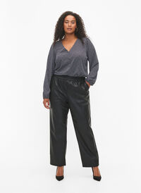 Spodnie ze sztucznej skóry z kieszeniami, Black, Model