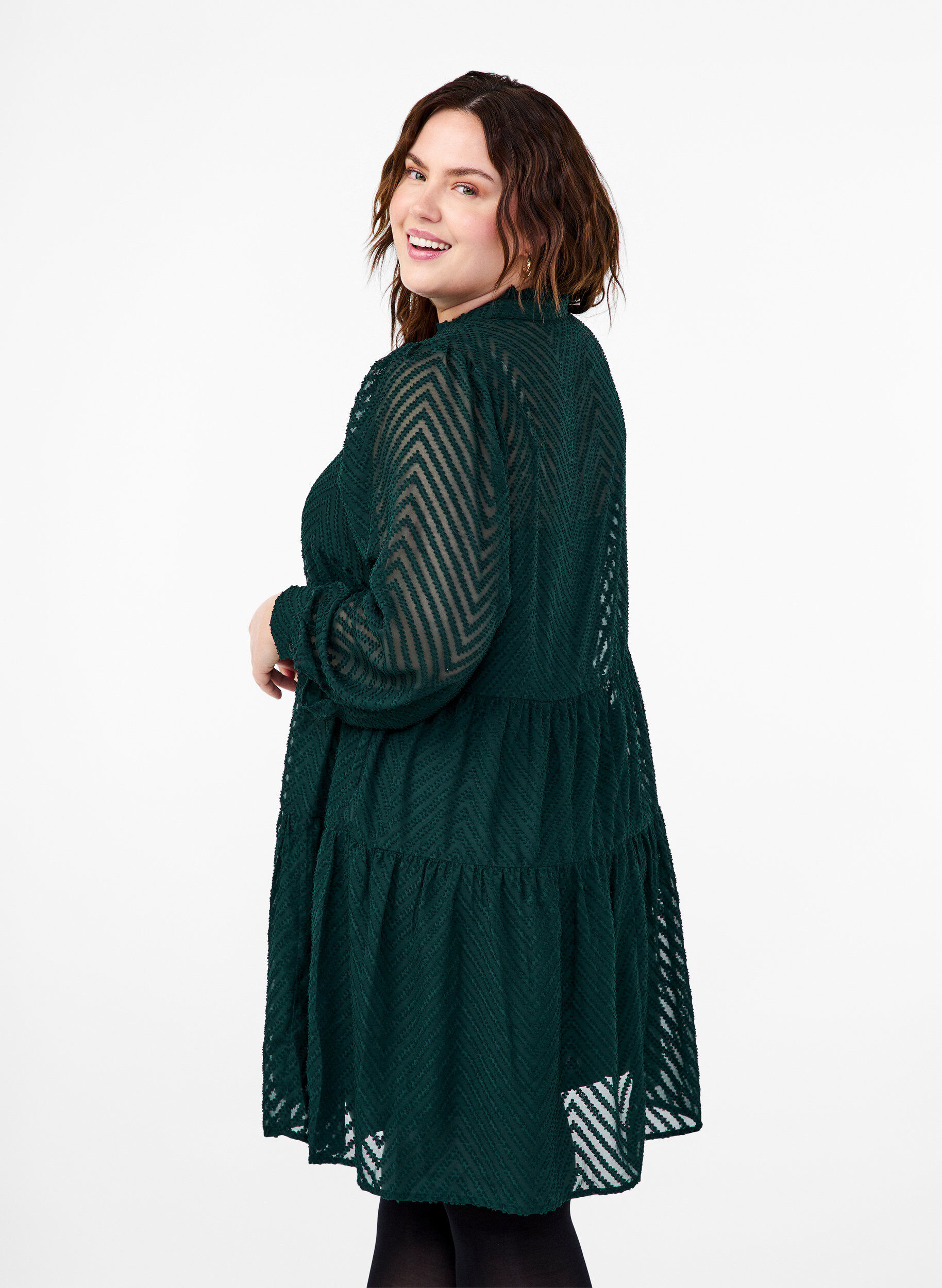 Zizzi Kr&oacute;tka sukienka z faktura i falbaniastym kolnierzykiem, Scarab, Model image number 1