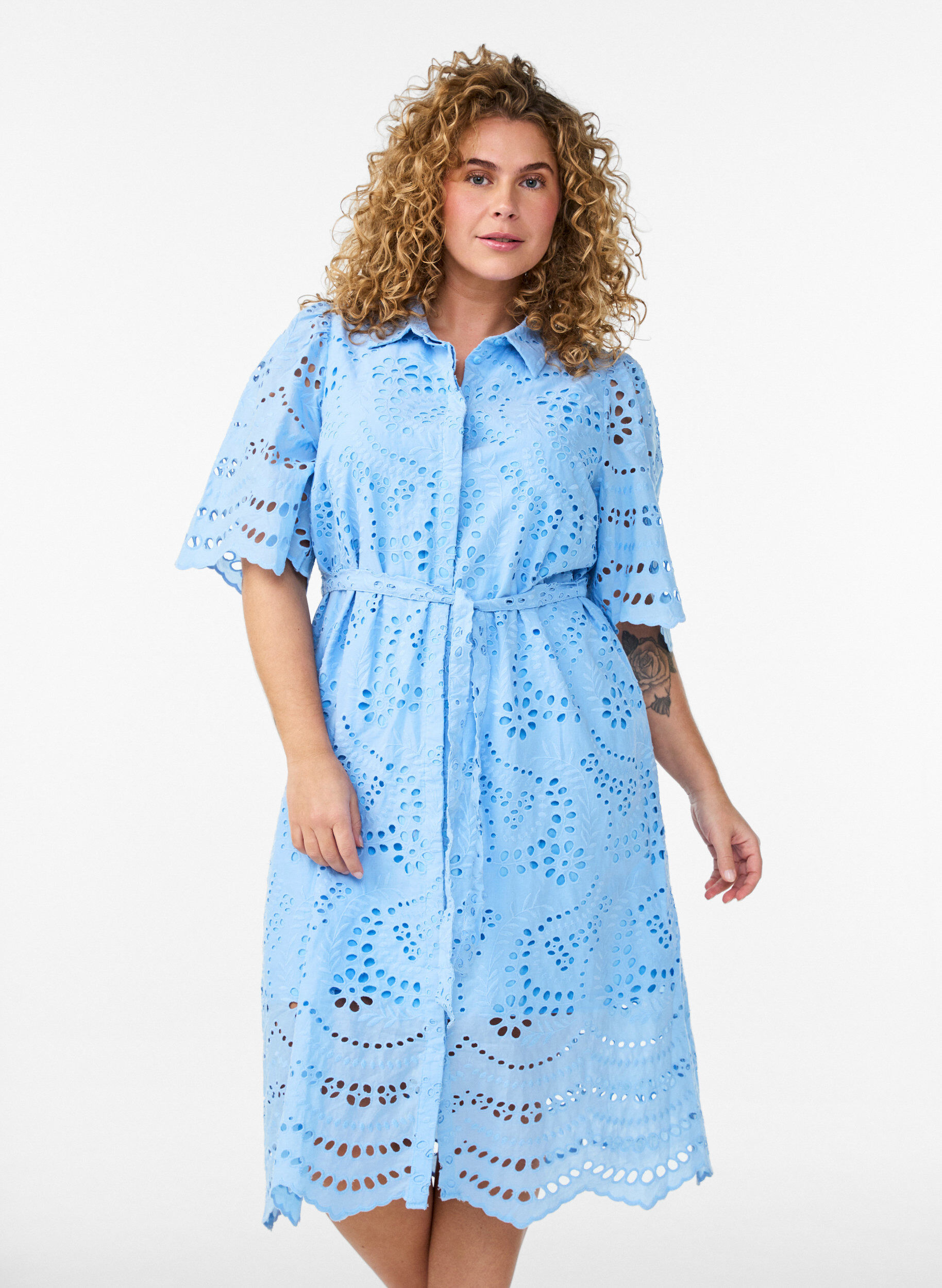 Sukienka-koszulka w stylu broderie anglaise z pasem do wiazania, Niebieskie, Model