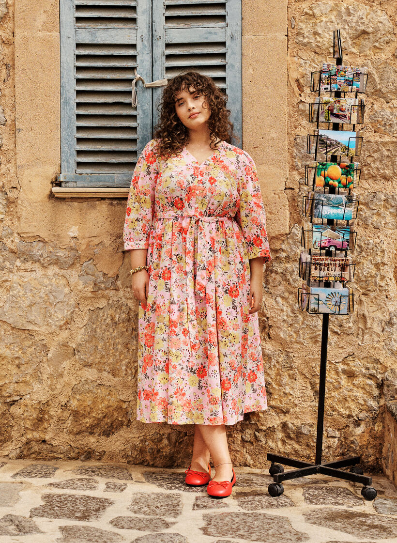 Kwiatowa sukienka midi z haftami angielskimi i pasem do wiazania, R&oacute;żowy, Image image number 0