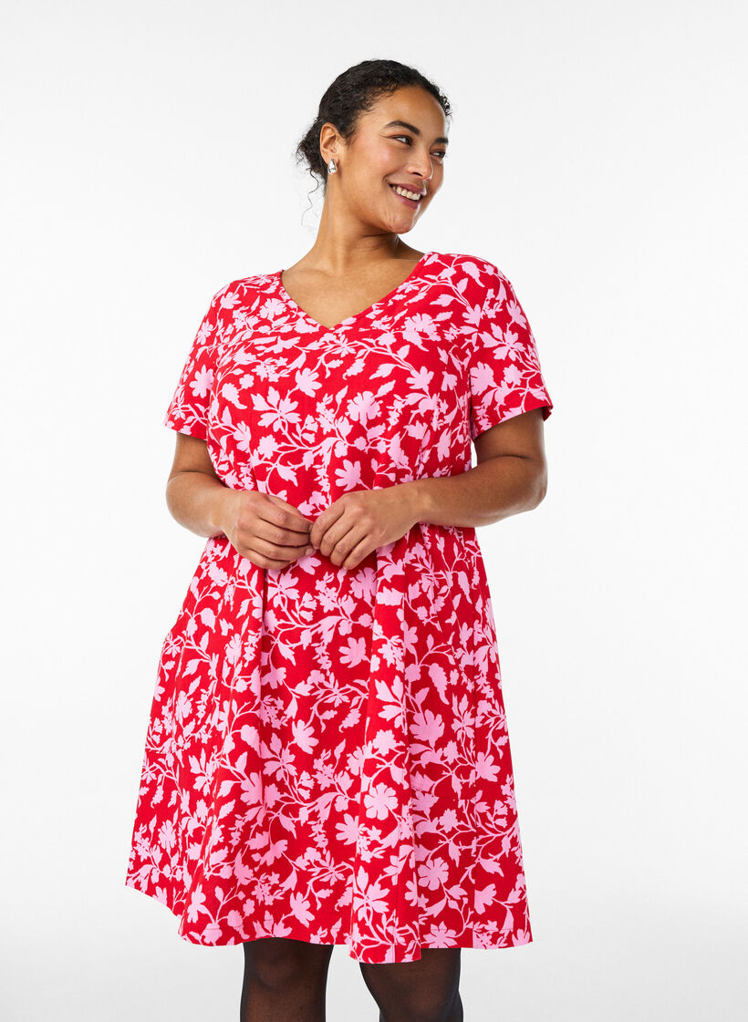 Kr&oacute;tka trapezowa sukienka w kwiaty, Czerwony, Model image number 0