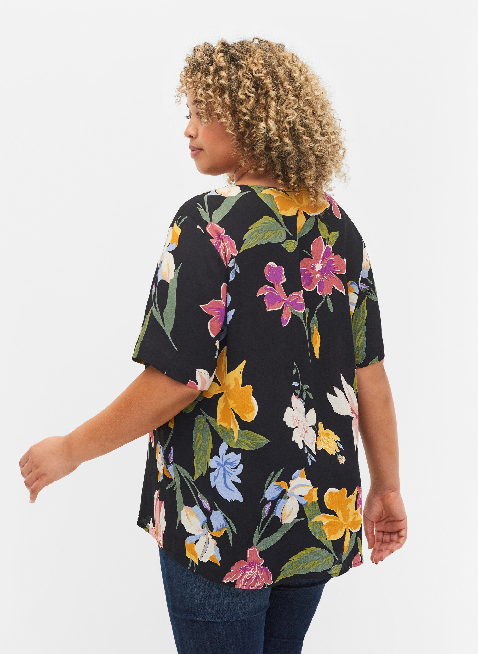 Zizzi Short-sleeved floral viscose blouse, Big Flower AOP, Model image number 1