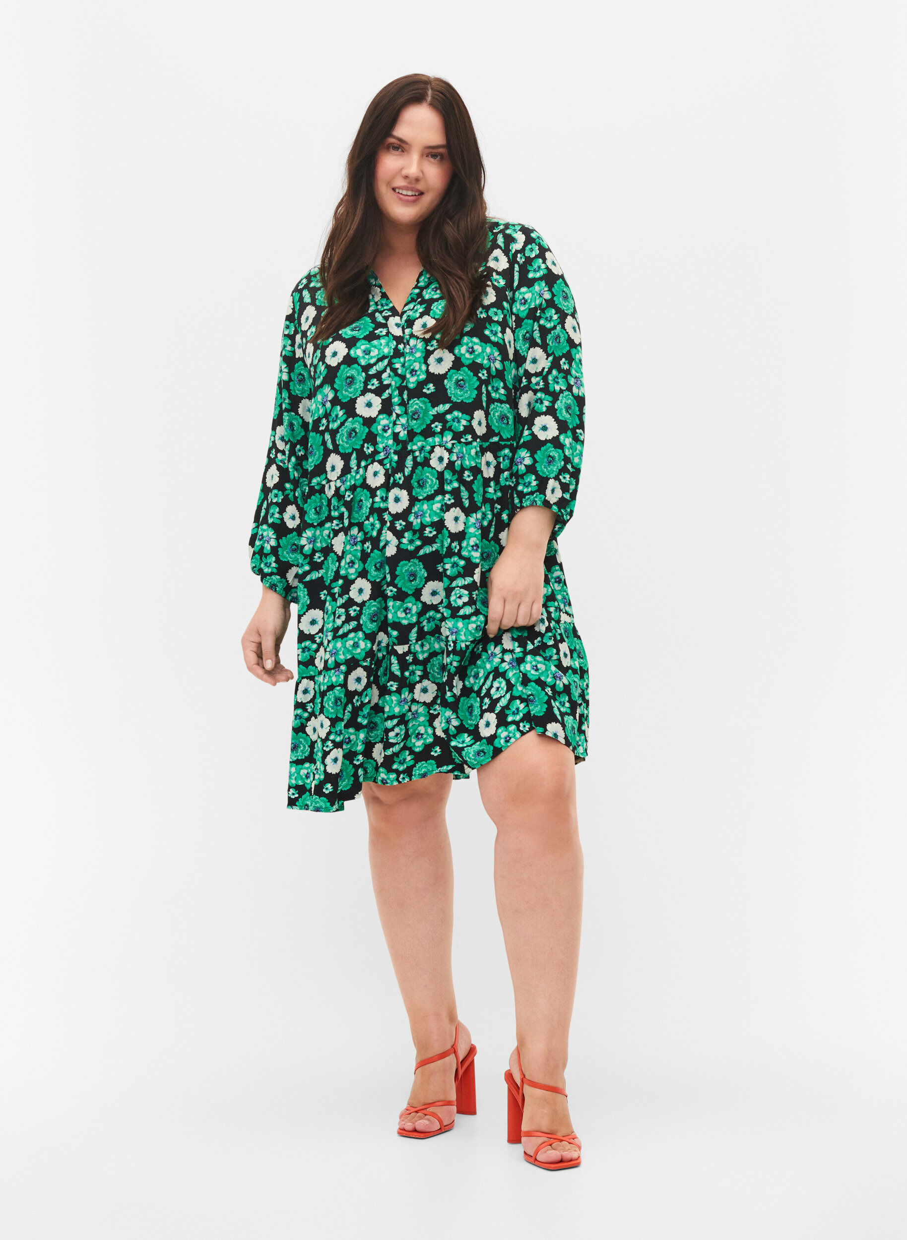 Zizzi 	 Floral tunic in viscose, Green Flower AOP, Model image number 2