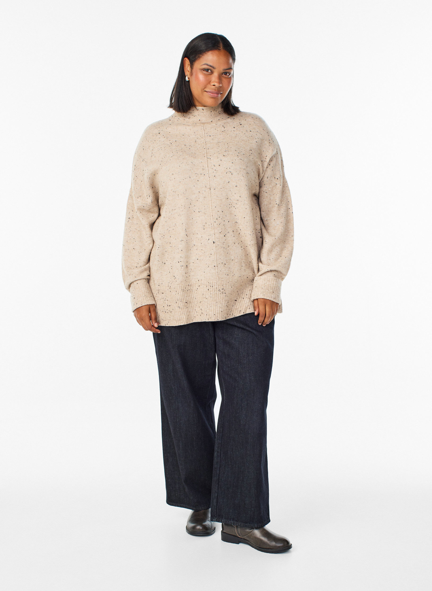 Zizzi Dzianinowy sweter z wysokim kolnierzem i wzorem w kropki, Beżowy, Model image number 1