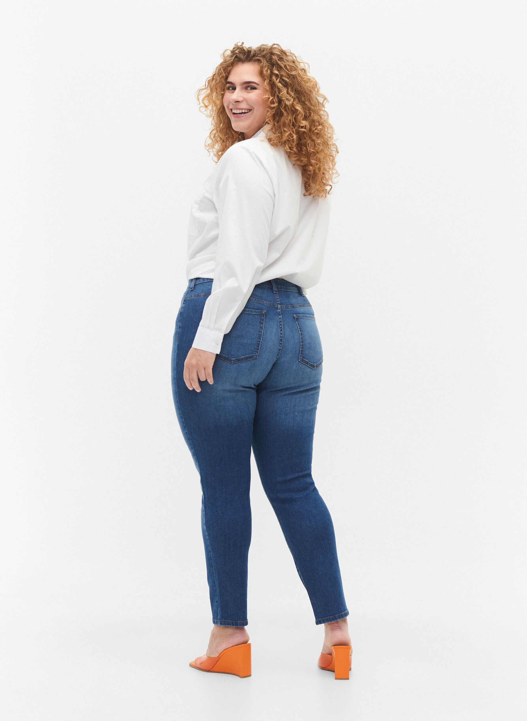 Zizzi Jeansy Emily z regularnym stanem i dopasowanym krojem, Blue denim, Model image number 1