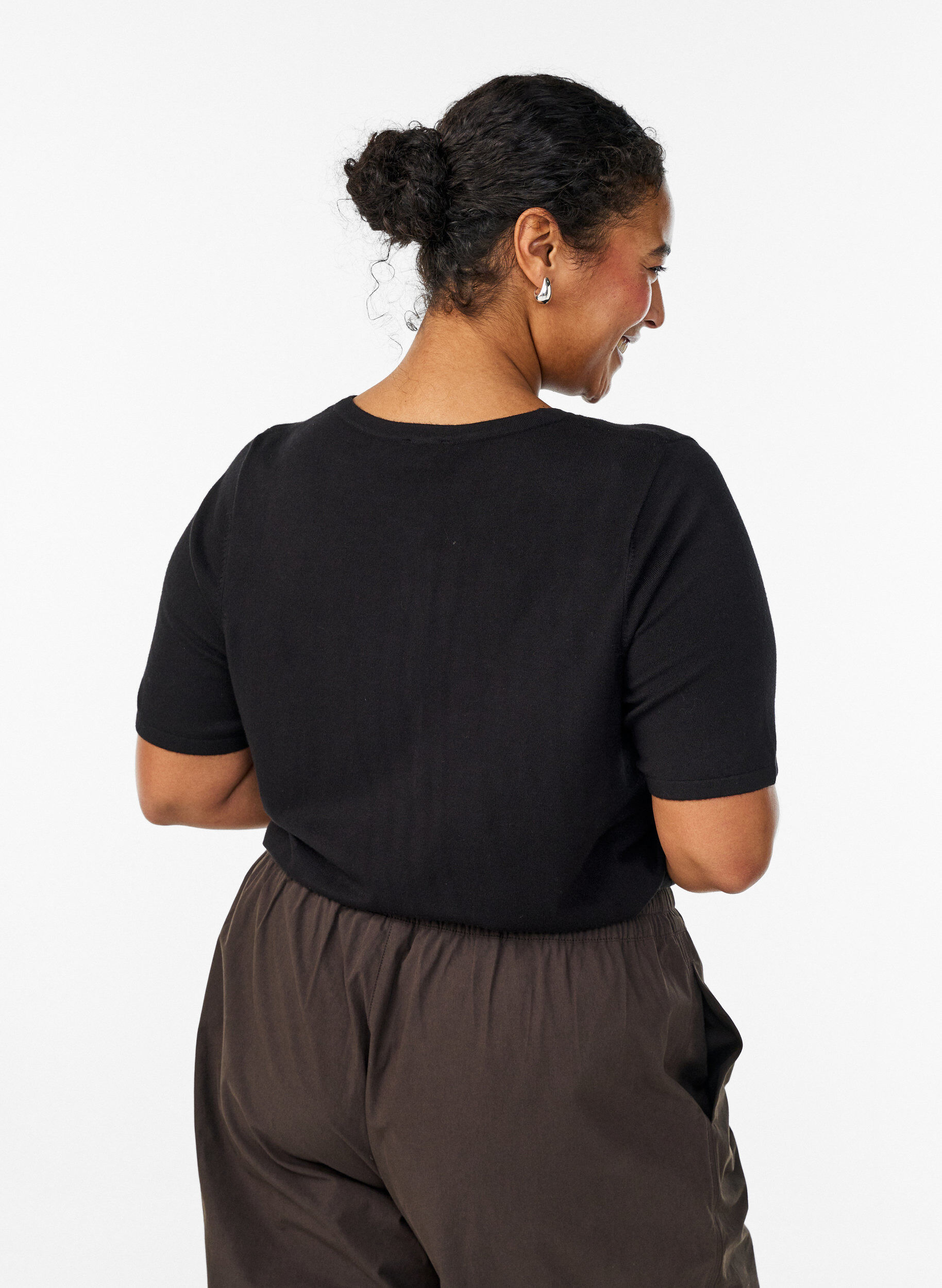 Zizzi Kr&oacute;tki kardigan dzianinowy z wiskozy, Czarne, Model image number 2