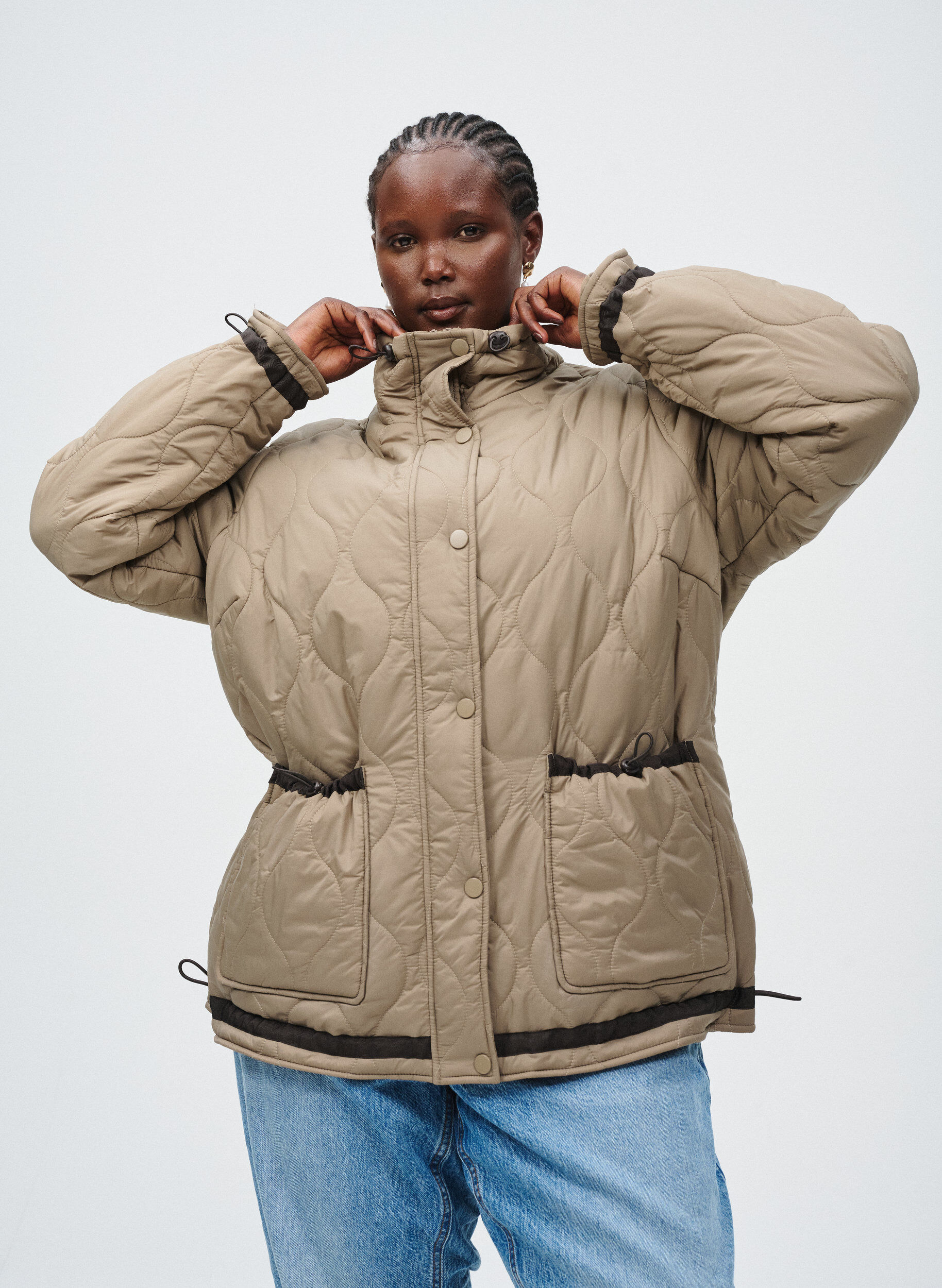 Zizzi Kr&oacute;tka pikowana kurtka z kontrastowymi detalami, Beżowy, Image image number 0