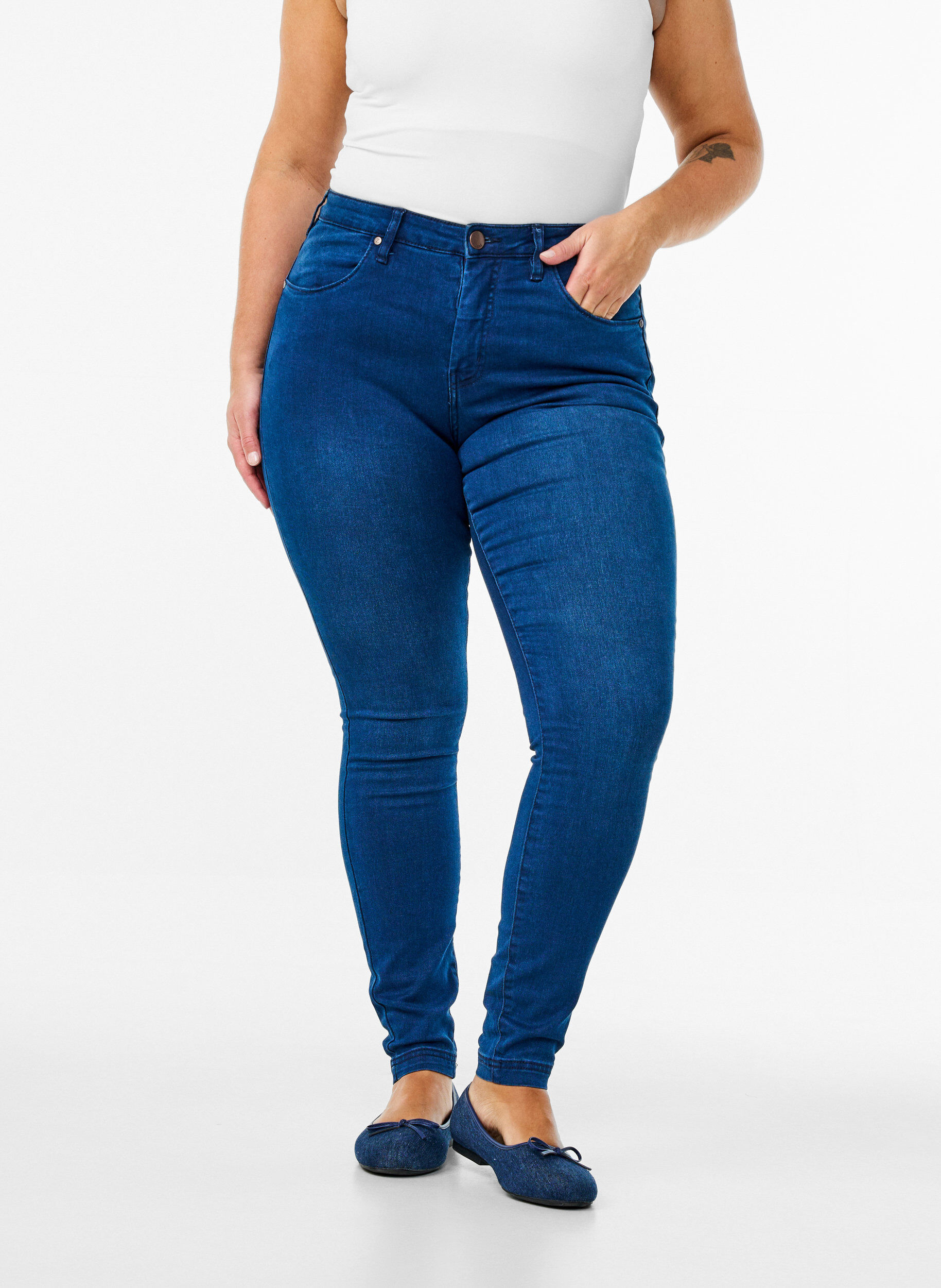 ZizziSuper waskie jeansy Amy z wysokim stanem, Blue Denim, Model image number 2