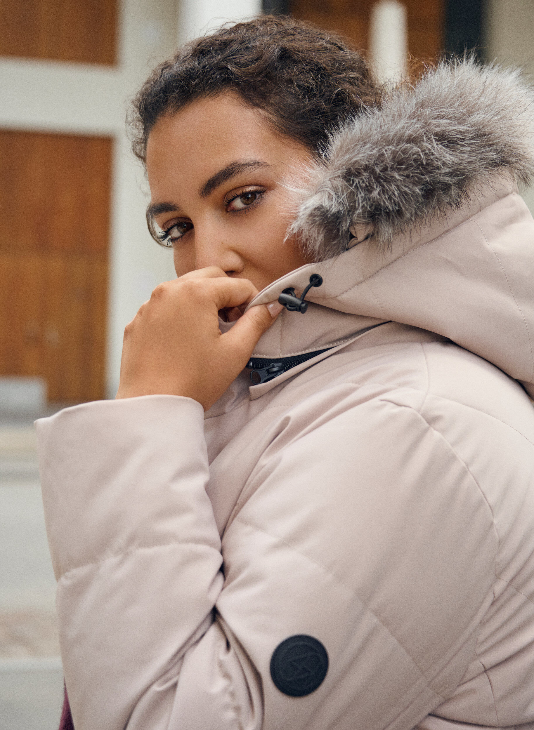 Zizzi Dlugi plaszcz zimowy z zapieciem na haczyki i kolnierzem ze sztucznego futra, Beżowy, Image image number 0