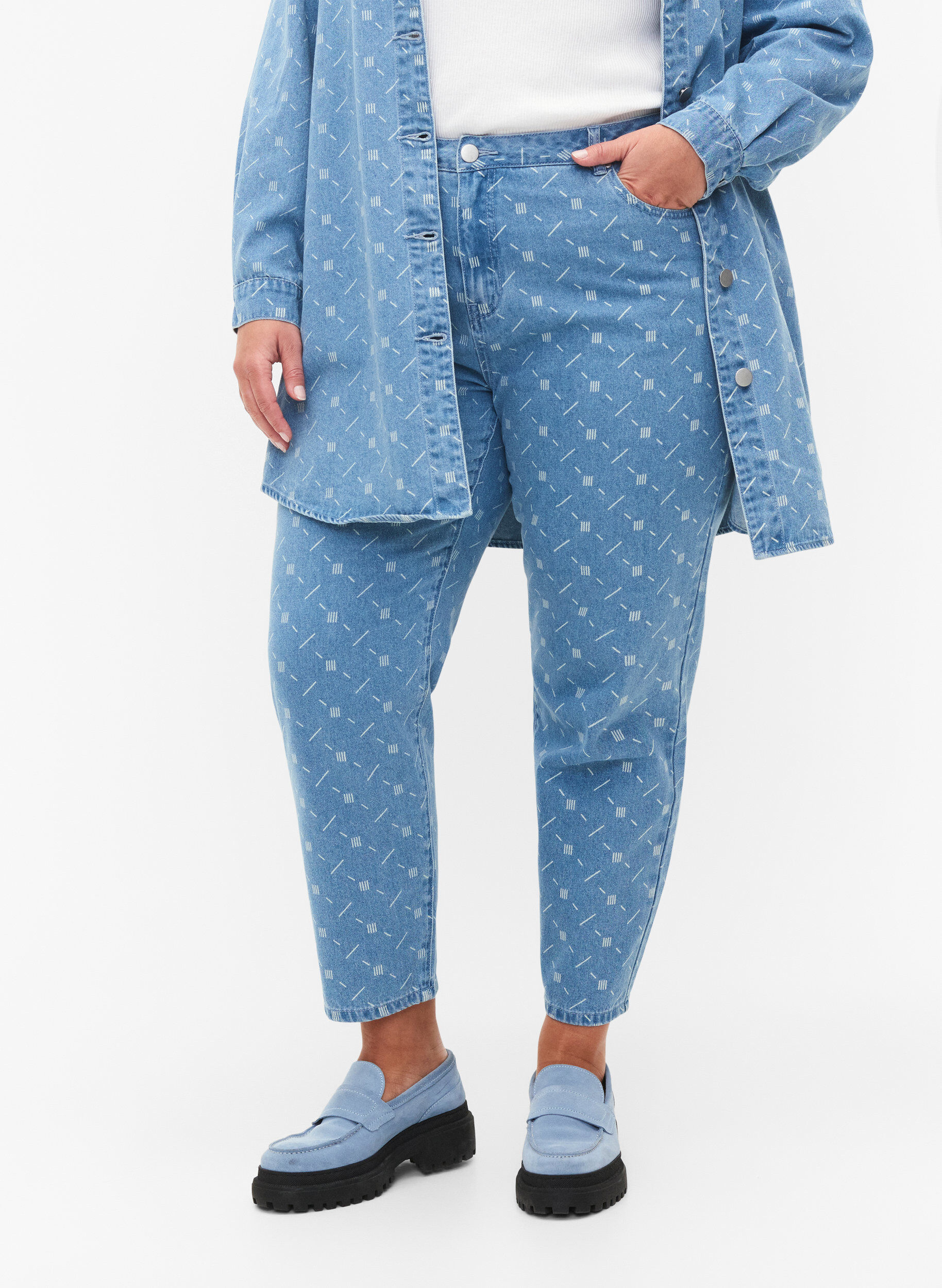 Zizzi  Jeansy Mille typu mom fit z nadrukiem, Light blue denim, Model image number 2