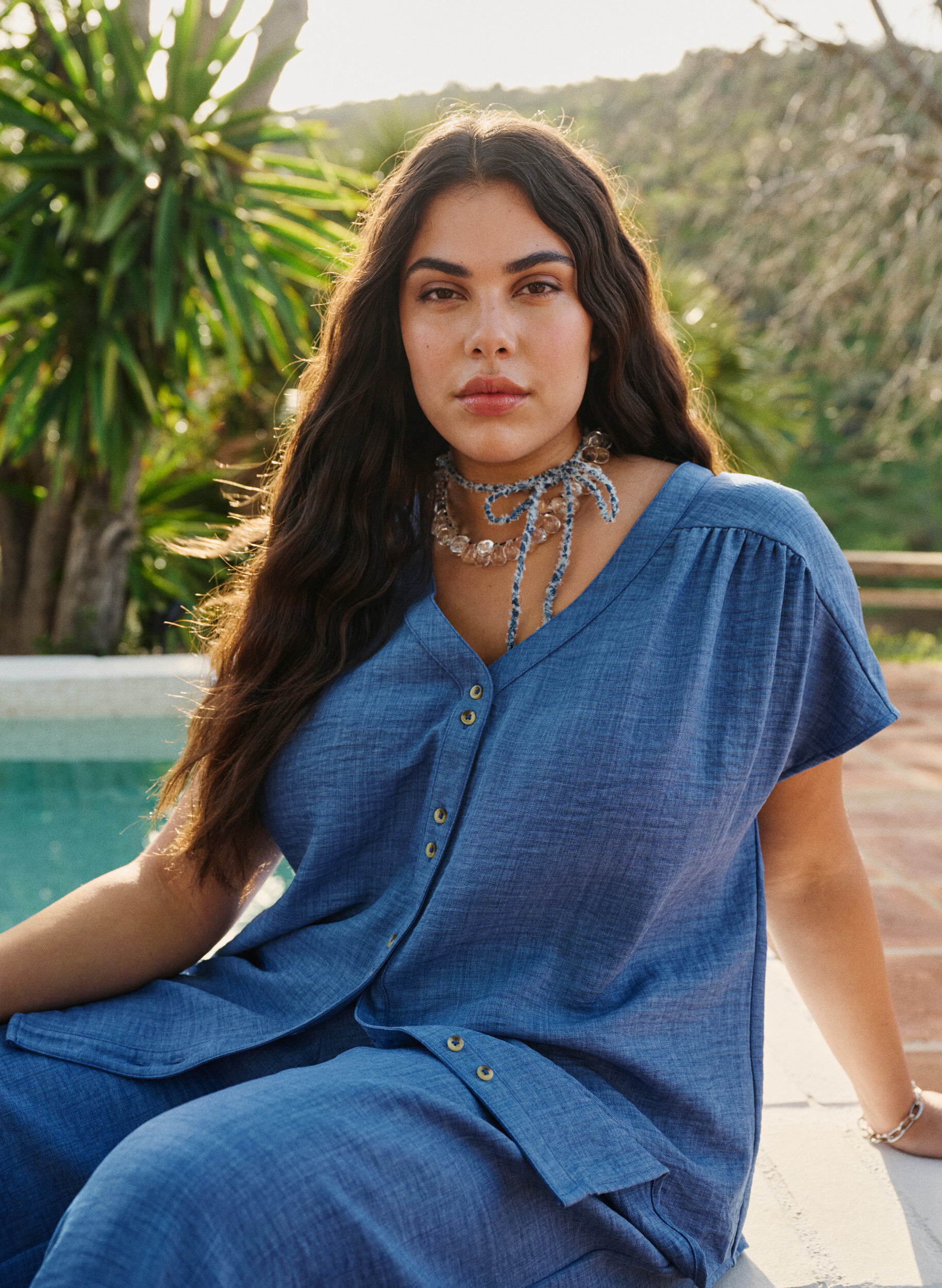 Bluzka koszulowa z dekoltem w szpic i kr&oacute;tkimi rekawami